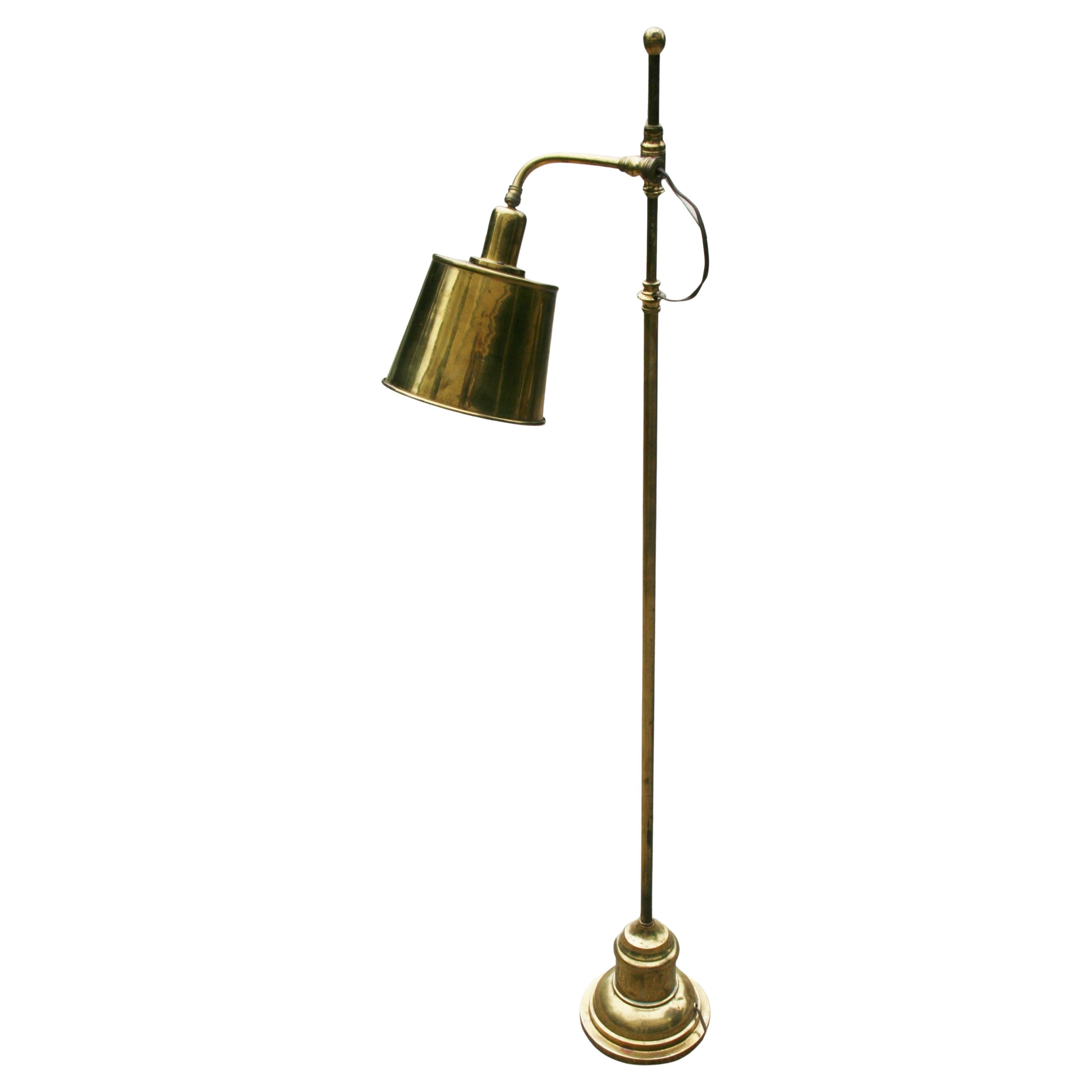 Antica coppia di lampade da terra regolabili in ottone inglese in vendita