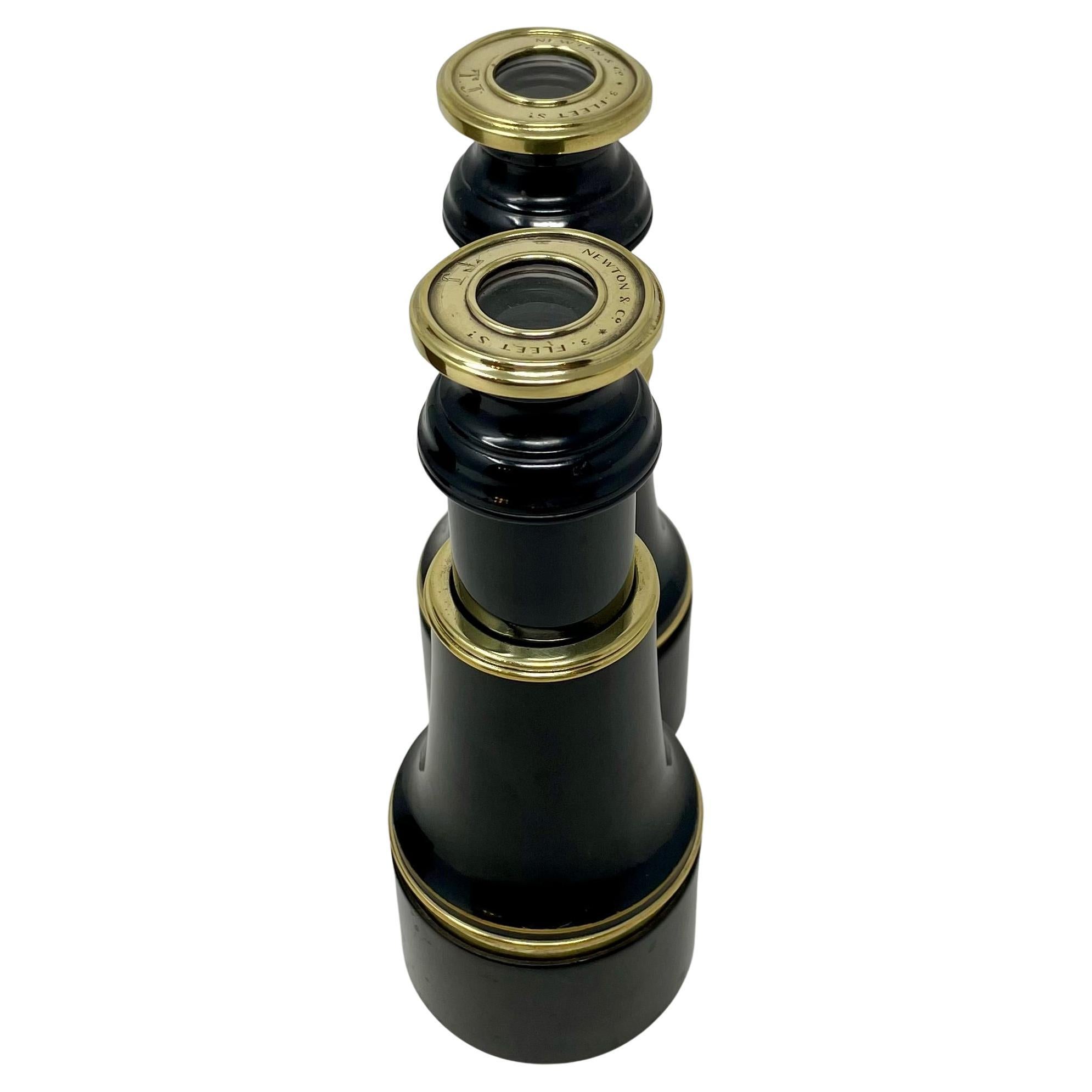 Antico binocolo inglese in ottone e smalto con custodia originale, circa 1920-1930. 6