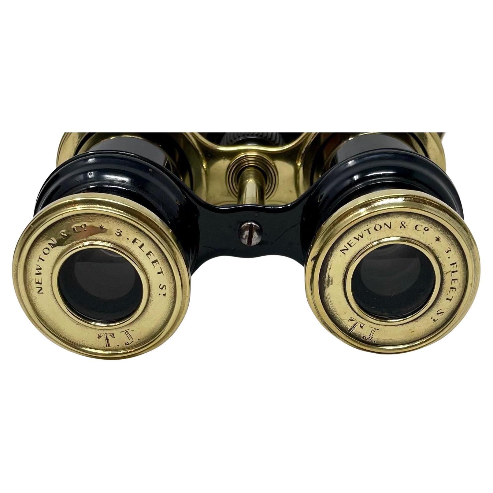 Antico binocolo inglese in ottone e smalto con custodia originale, circa 1920-1930. 8