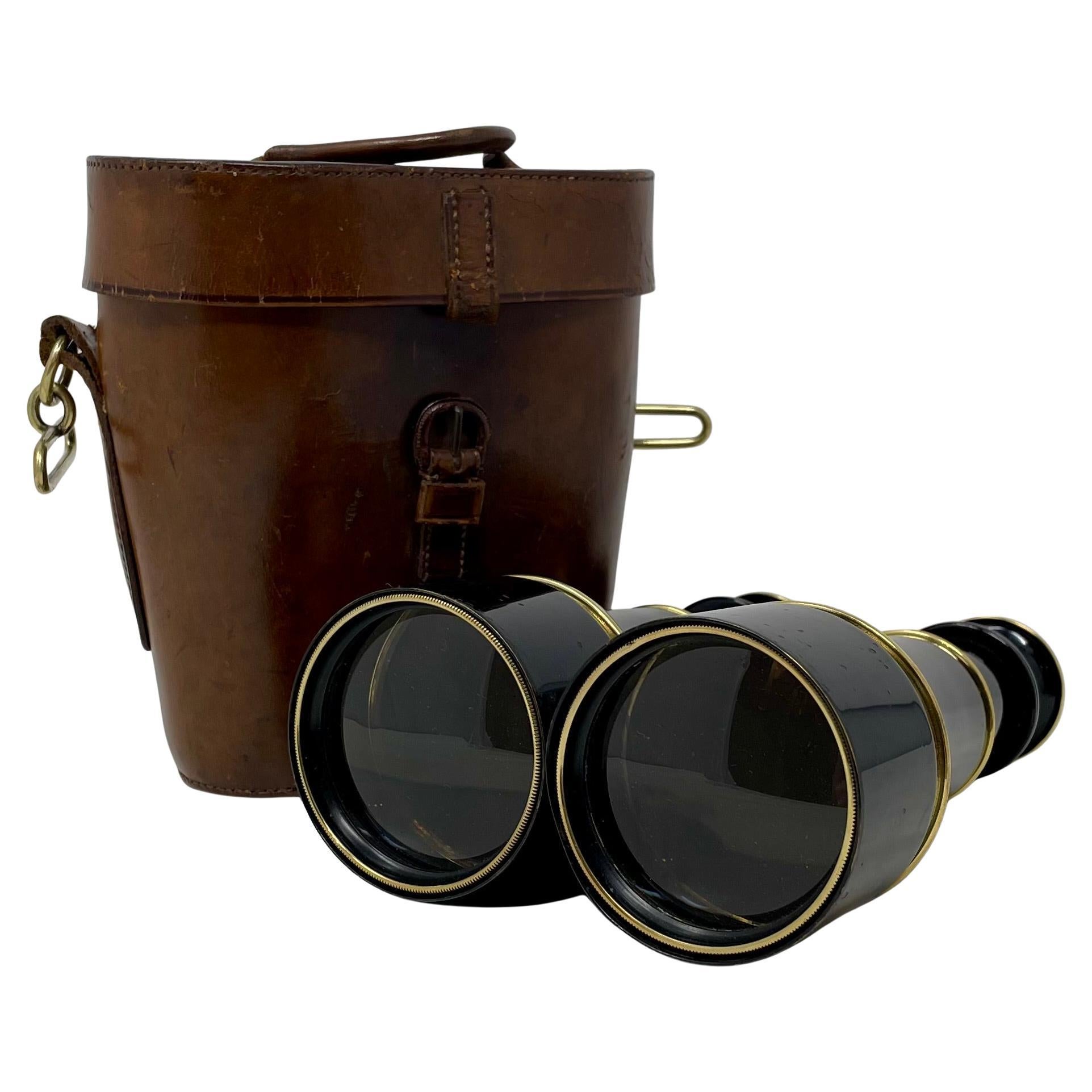Antico binocolo inglese in ottone e smalto con custodia originale, 1920-1930 circa.