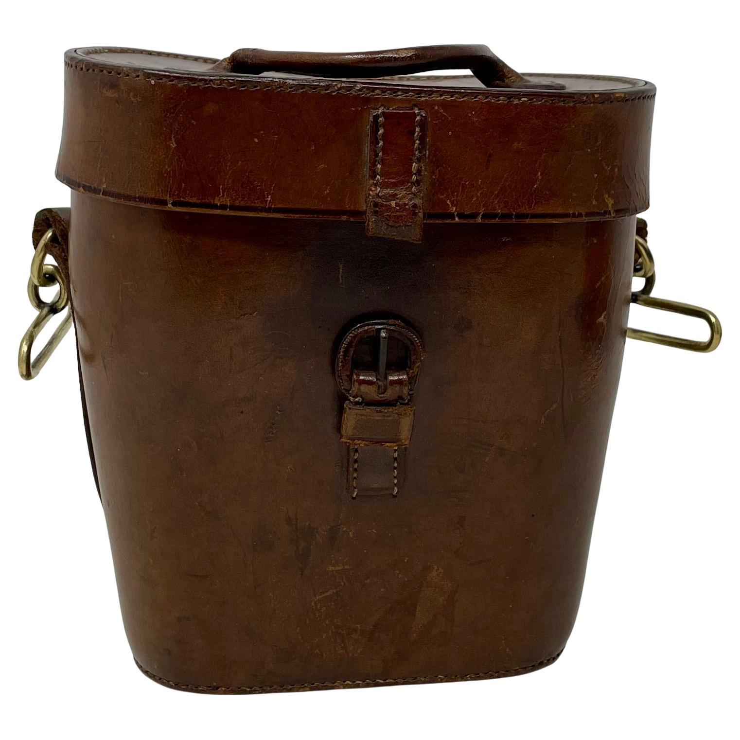 Antico binocolo inglese in ottone e smalto con custodia originale, circa 1920-1930. In condizioni buone a New Orleans, LA