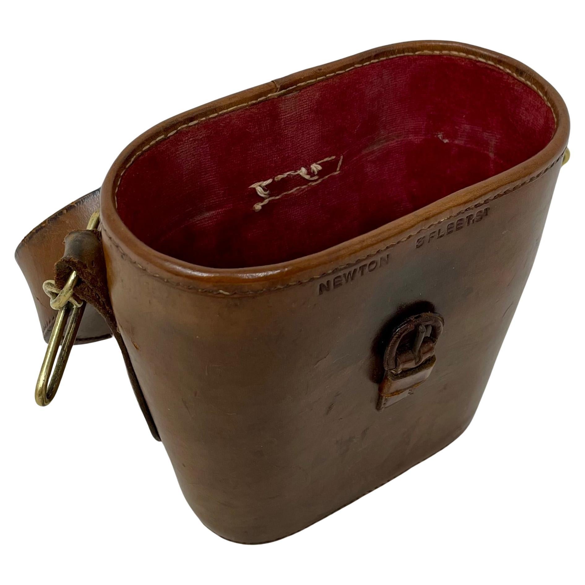 XX secolo Antico binocolo inglese in ottone e smalto con custodia originale, circa 1920-1930.