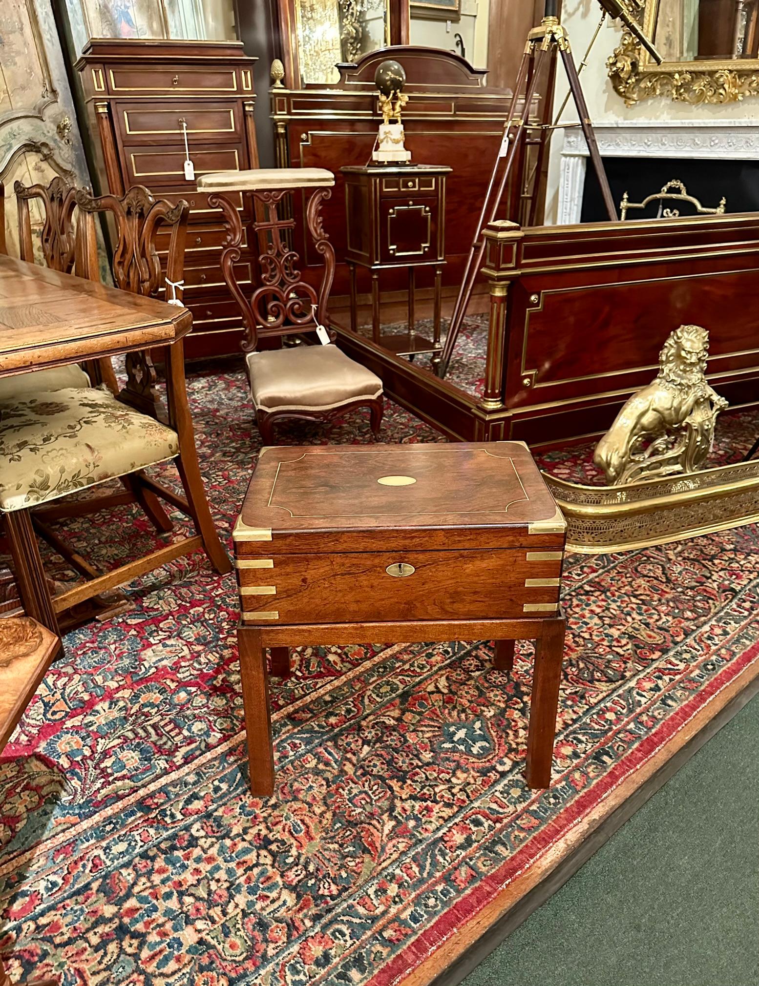 Antique English Brass Banded Rosewood Box on Stand, Circa 1880. en vente 2