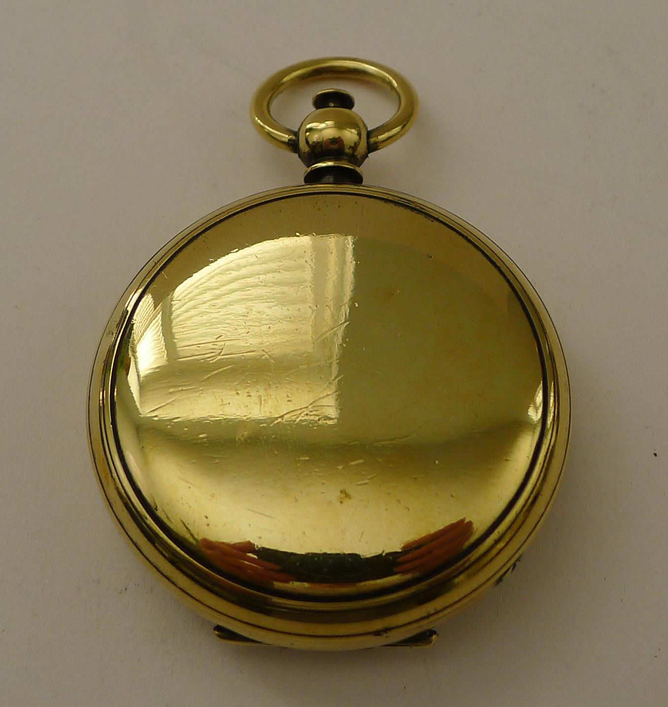 Ein schöner Kompass aus der späten viktorianischen oder edwardianischen Zeit mit Klappdeckel, der mit einem kleinen Knopf an der Oberseite geöffnet werden kann; genau wie eine Taschenuhr.

Das Zifferblatt hat das Glück, eine englische