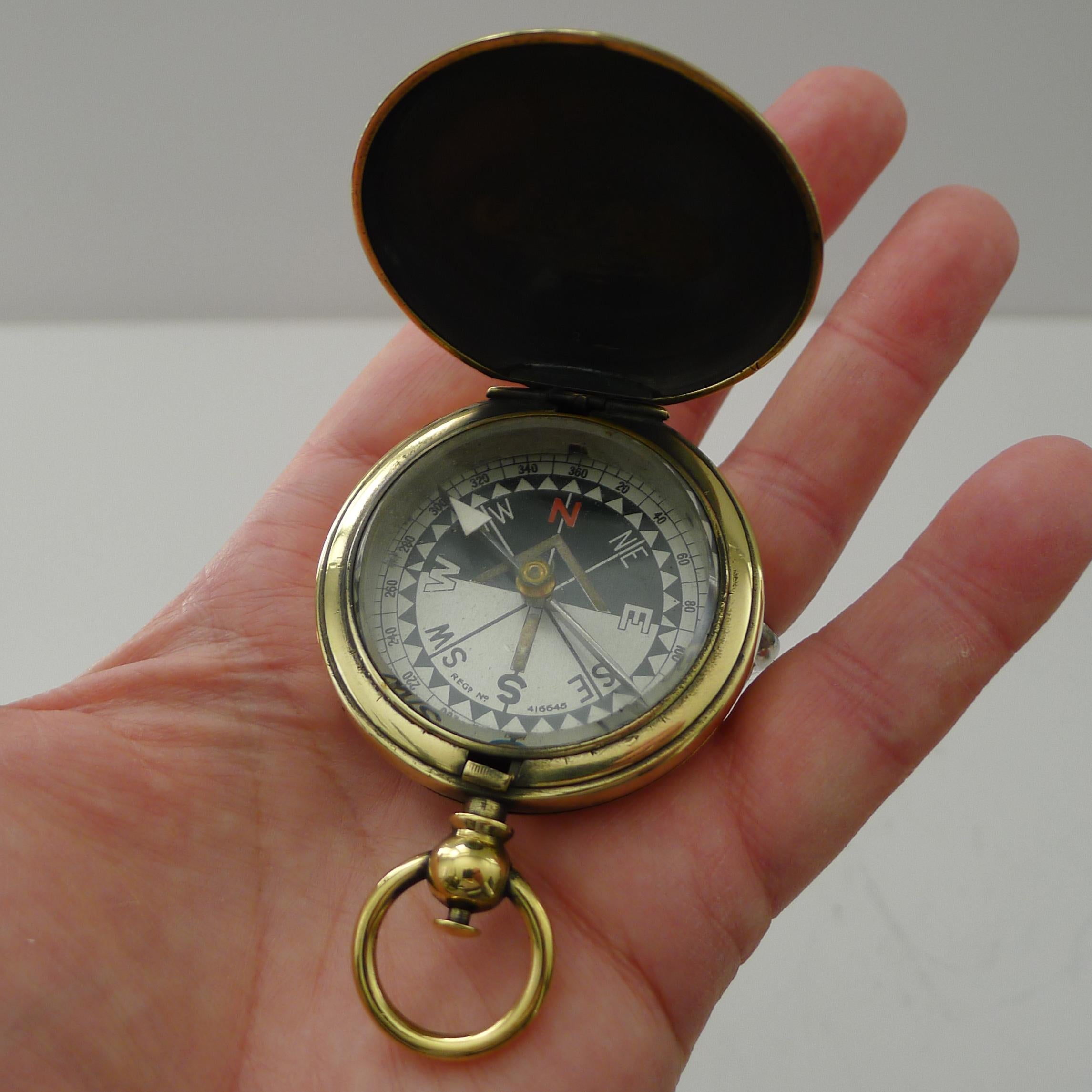 Antiker englischer Kompass mit Messinggehäuse Reg. Nr. Für 1903 im Angebot 1