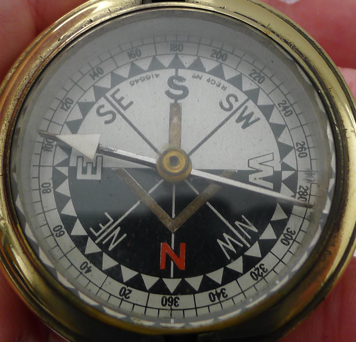 Antiker englischer Kompass mit Messinggehäuse Reg. Nr. Für 1903 im Angebot 2