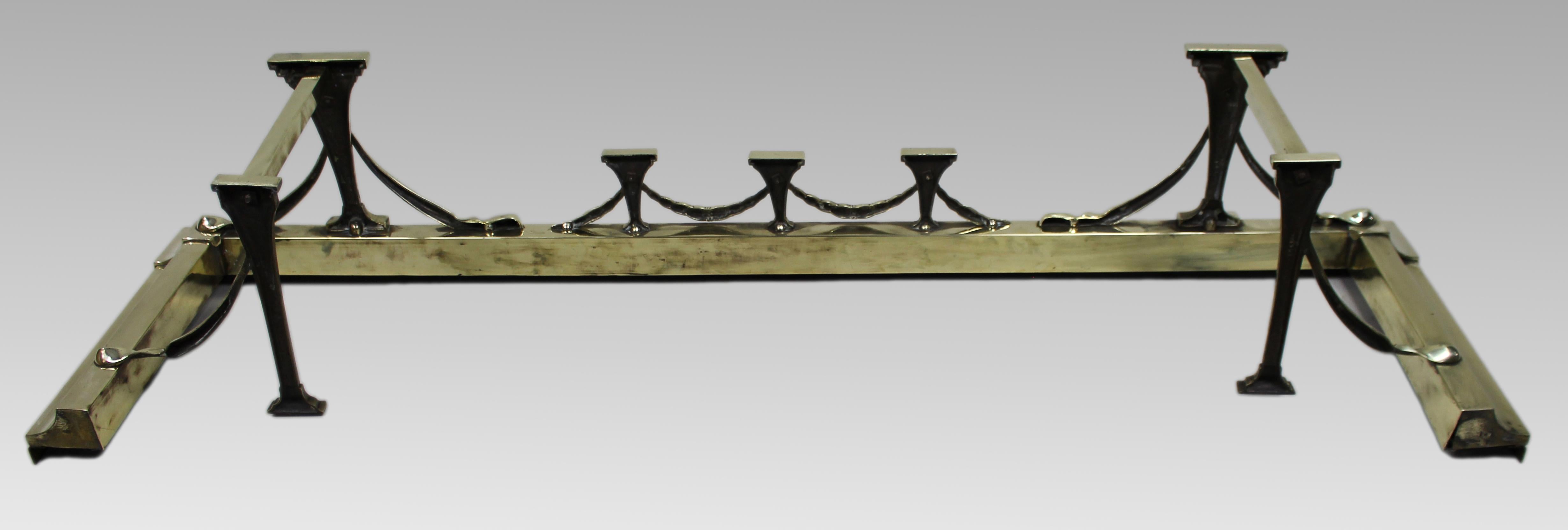 Antikes englisches Messing- und Gusseisen-Kaminset mit eingetragenem Design, um 1905 im Angebot 5