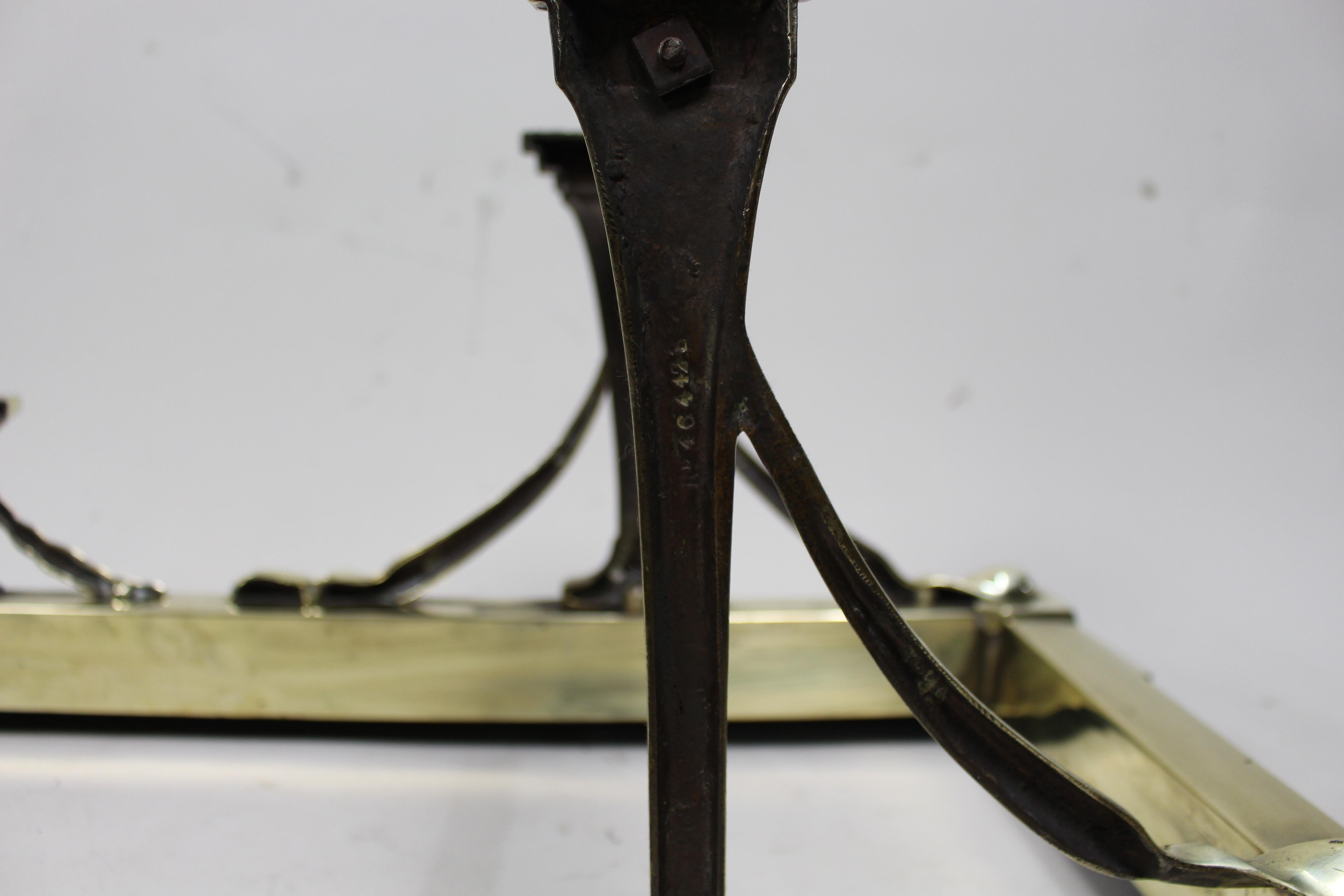 Antikes englisches Messing- und Gusseisen-Kaminset mit eingetragenem Design, um 1905 im Angebot 6