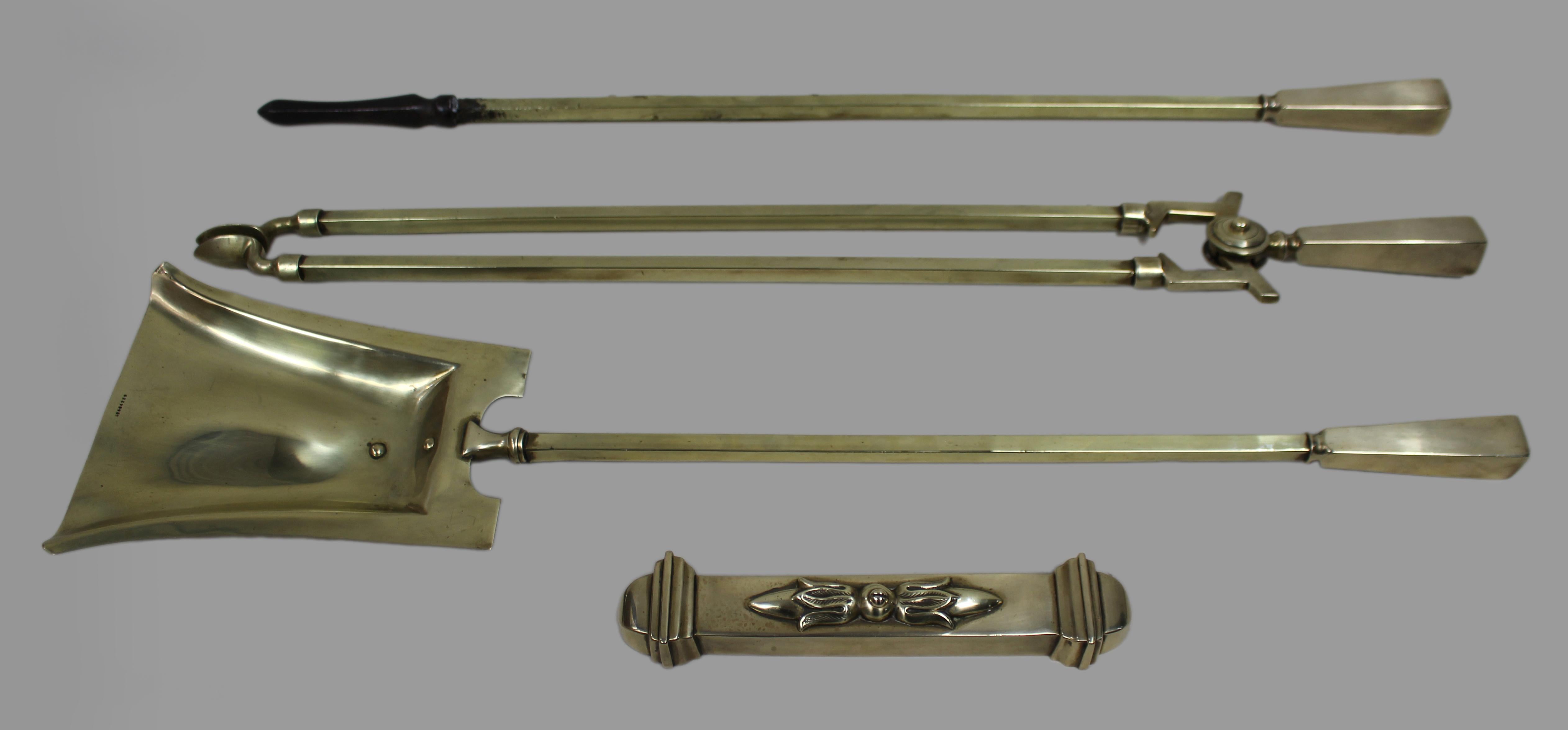 Antikes englisches Messing- und Gusseisen-Kaminset mit eingetragenem Design, um 1905 im Angebot 8