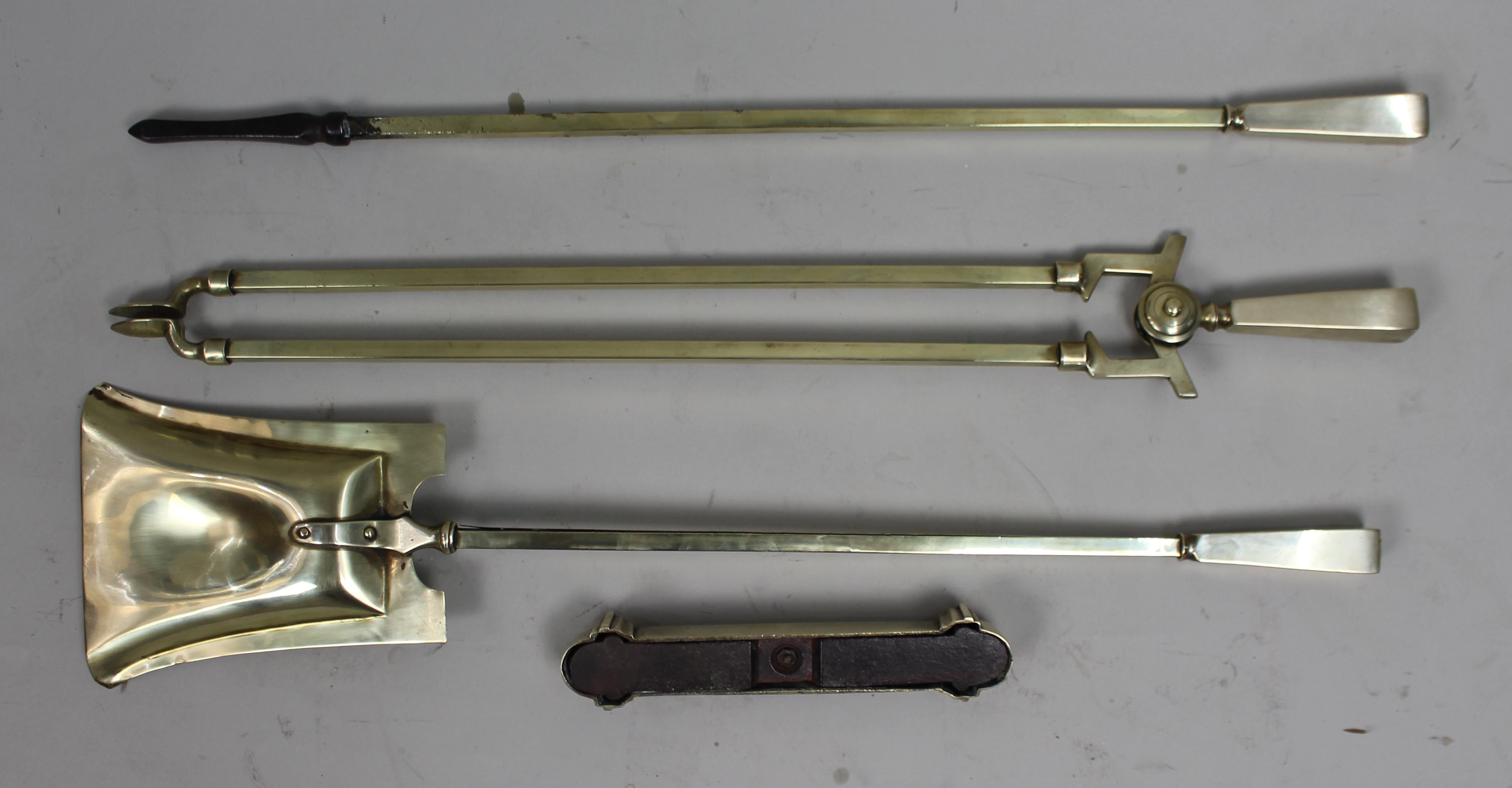 Antikes englisches Messing- und Gusseisen-Kaminset mit eingetragenem Design, um 1905 im Angebot 9