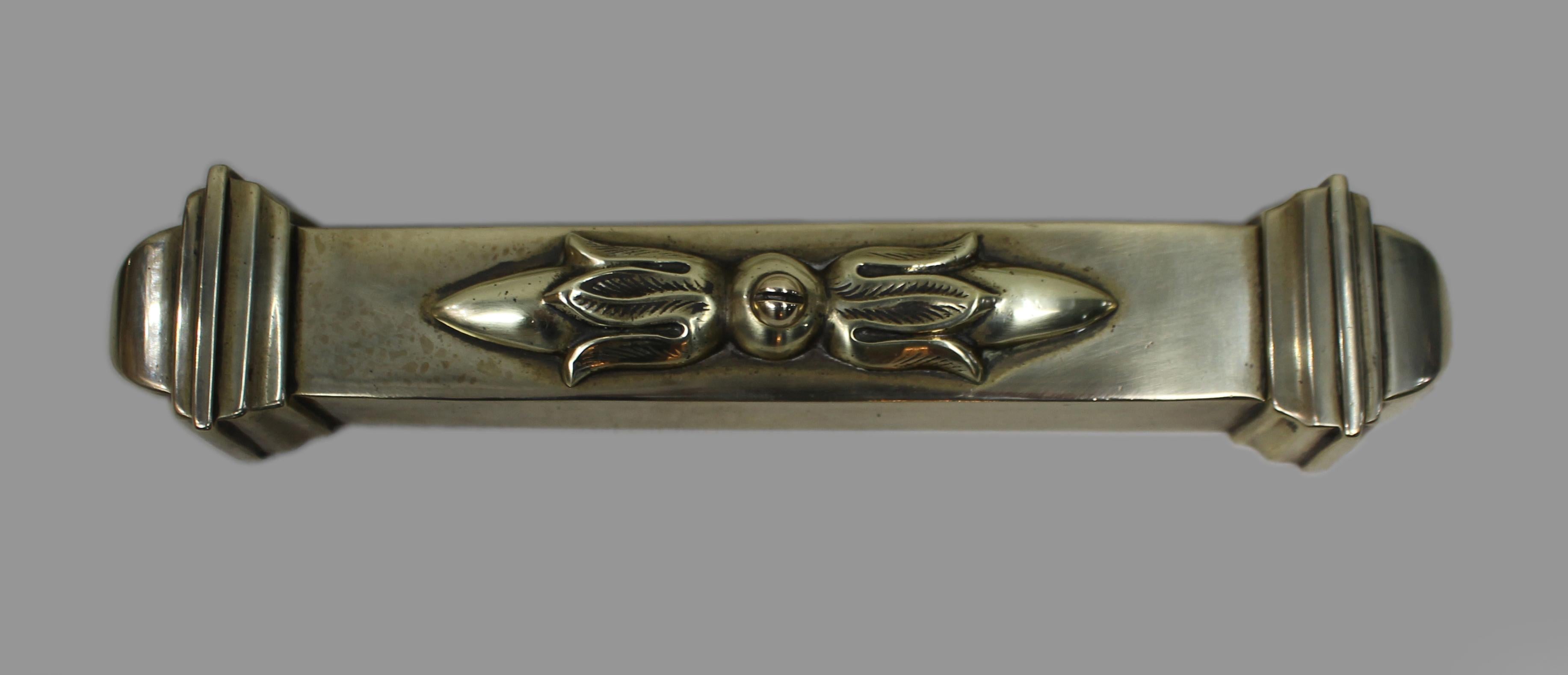 Antikes englisches Messing- und Gusseisen-Kaminset mit eingetragenem Design, um 1905 im Angebot 11