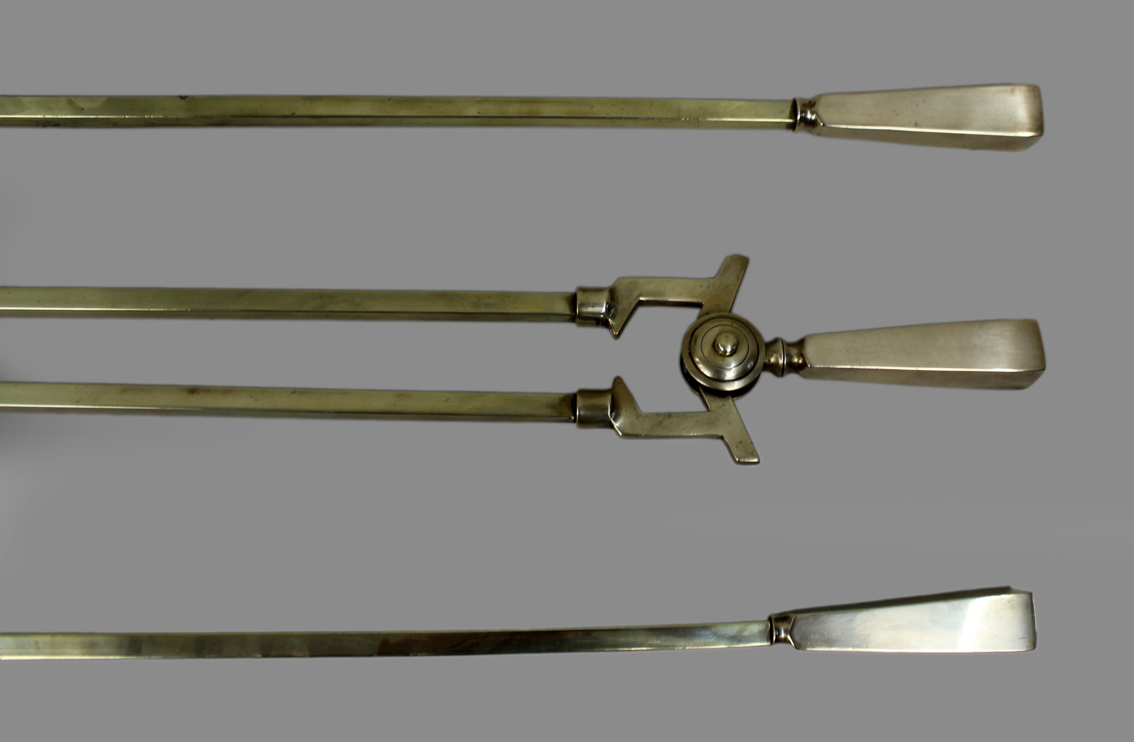 Antikes englisches Messing- und Gusseisen-Kaminset mit eingetragenem Design, um 1905 im Angebot 12