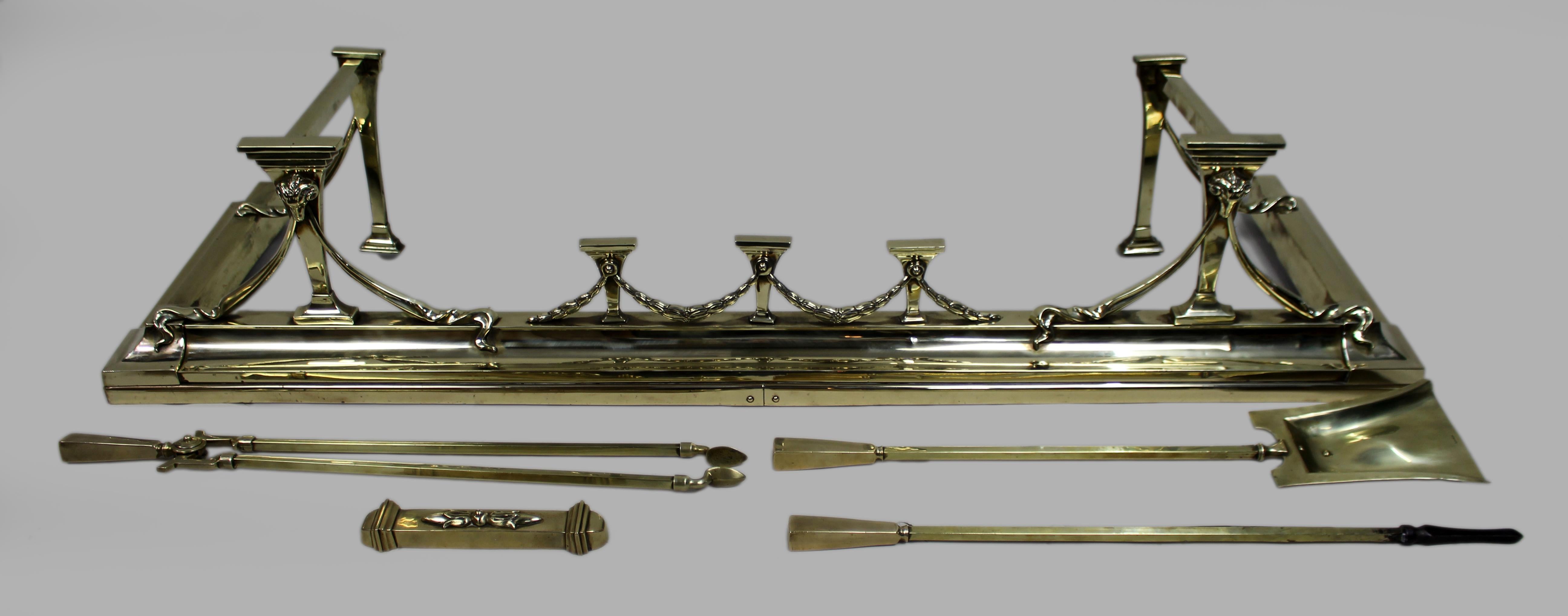 Antikes englisches Messing- und Gusseisen-Kaminset mit eingetragenem Design, um 1905

Ein hervorragendes und ungewöhnlich komplettes antikes englisches Kaminbesteck, bestehend aus einem passenden Messingfeuerschutz, drei Feuereisen und einer