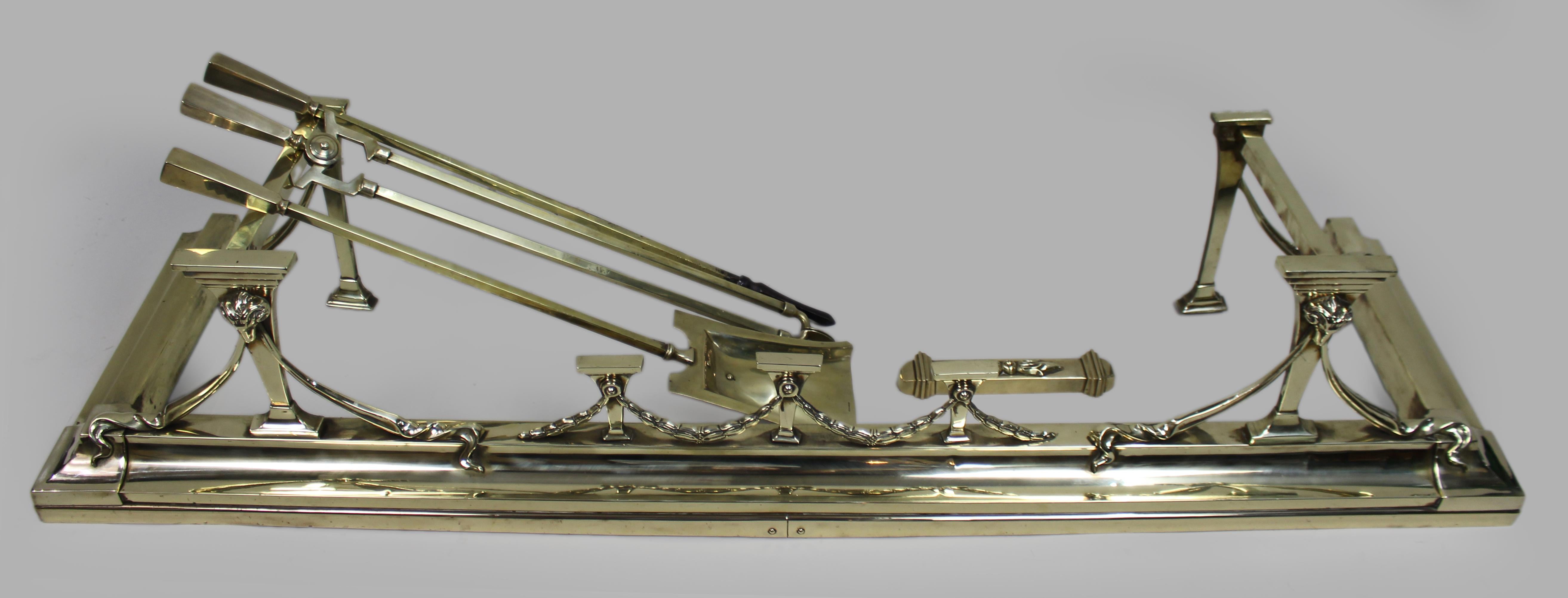 Antikes englisches Messing- und Gusseisen-Kaminset mit eingetragenem Design, um 1905 im Zustand „Gut“ im Angebot in Worcester, GB