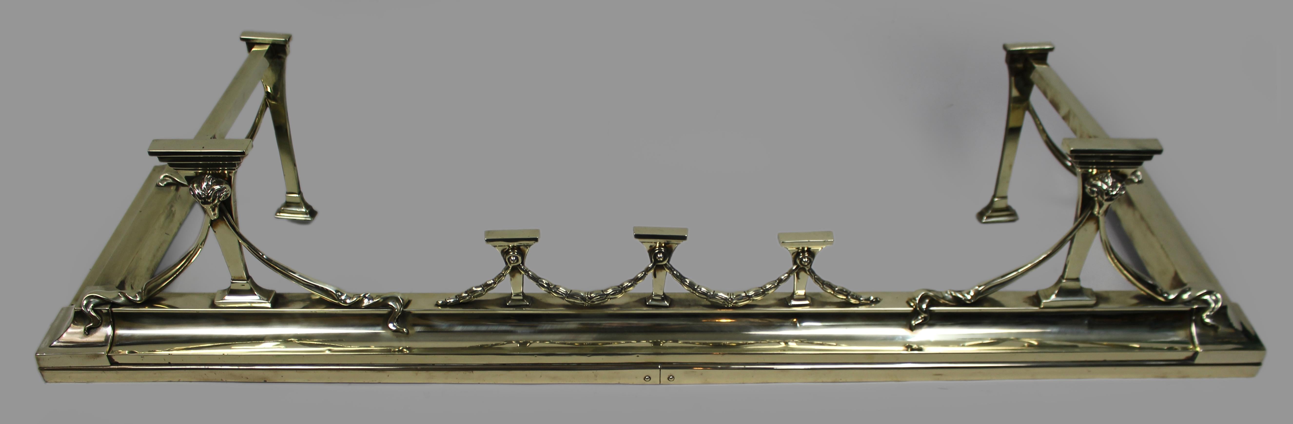 Antikes englisches Messing- und Gusseisen-Kaminset mit eingetragenem Design, um 1905 im Angebot 1