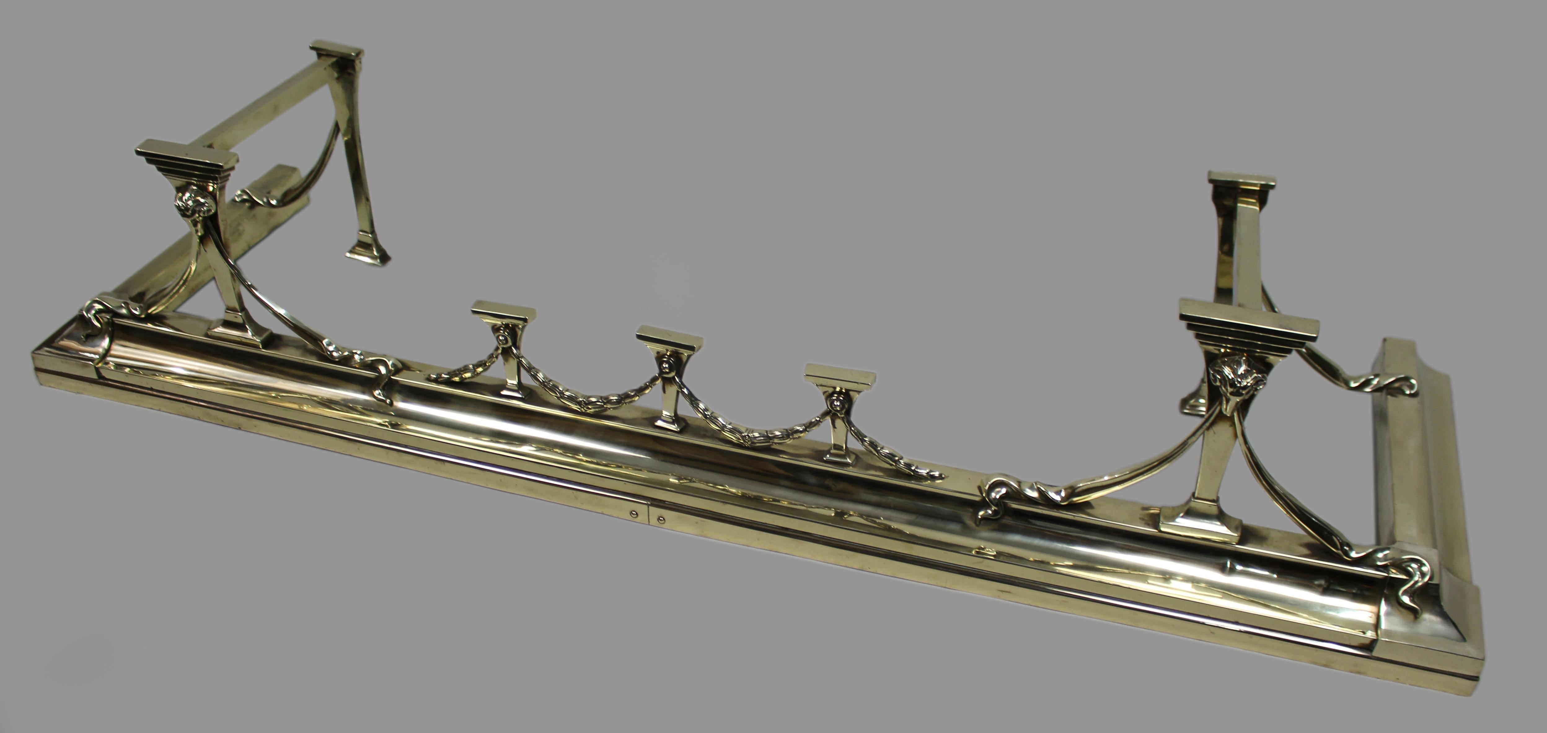 Antikes englisches Messing- und Gusseisen-Kaminset mit eingetragenem Design, um 1905 im Angebot 2
