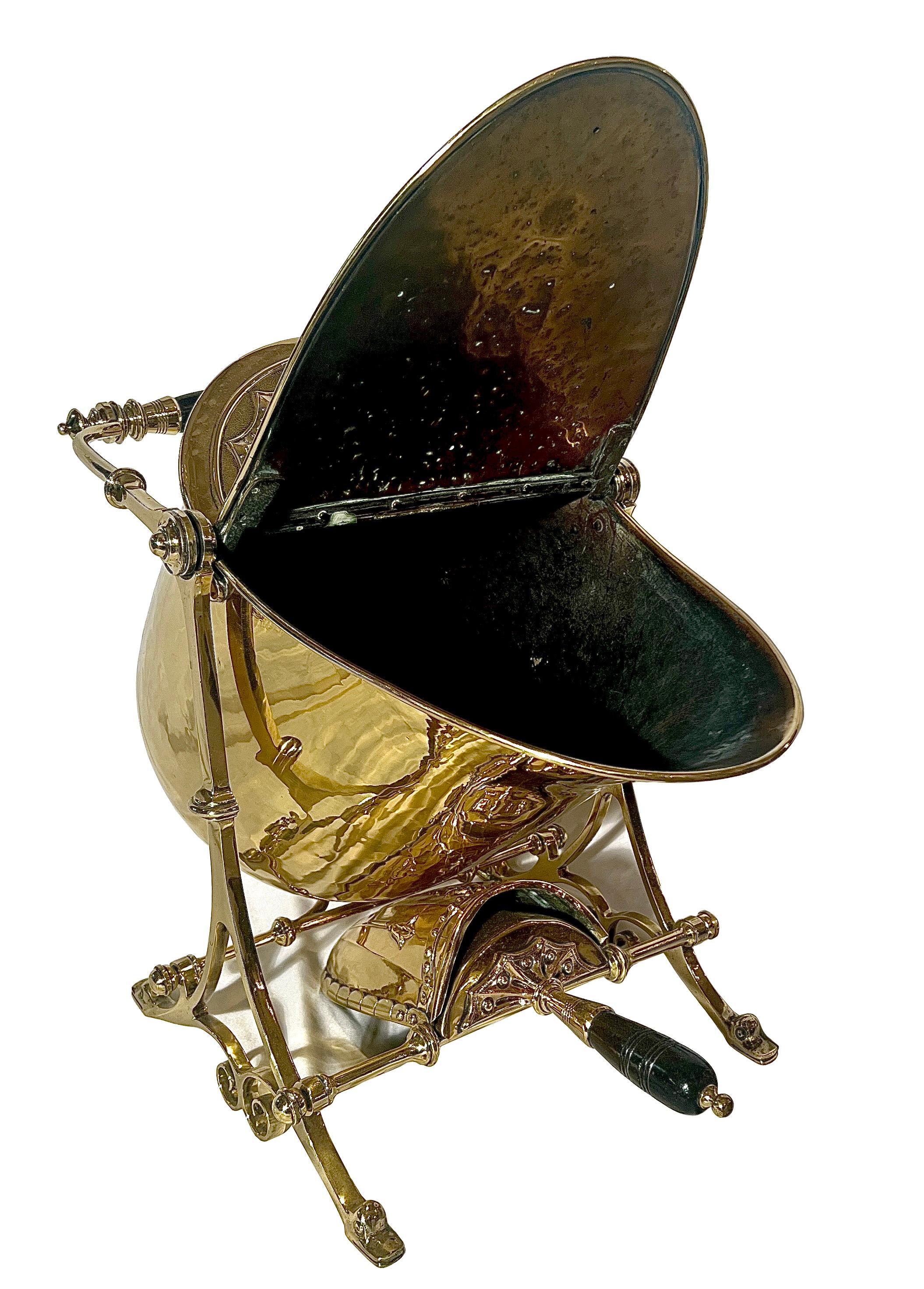 Antique English Brass Coal Scuttle With Shovel, Circa 1875-1885. In Good Condition For Sale In New Orleans, LA