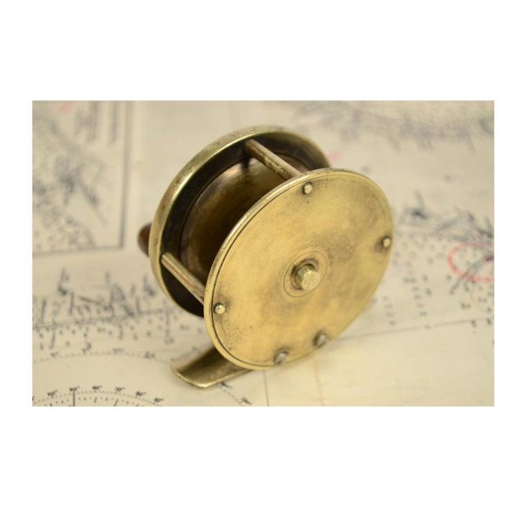 Brass fishing reel, English manufacture from the early 1900s. Very good working condition.Measure: Diameter cm 5.5 x 3.
Shipping in insured by Lloyd's London and the gift box is free (look at the last picture).