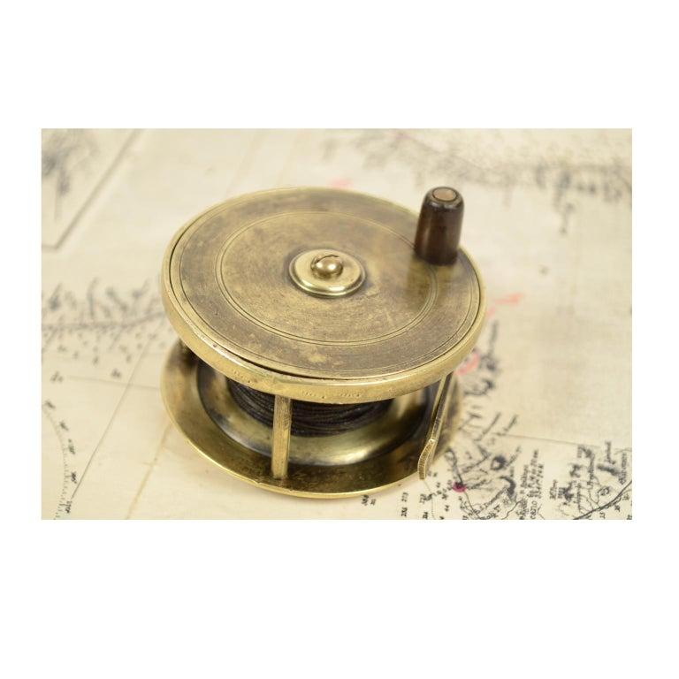 Brass fishing reel, English manufacture from the early 1900s. Very good working condition. Diameter cm 7 x 3. 
Shipping in insured by Lloyd's London and the gift box is free (look at the last picture).
  