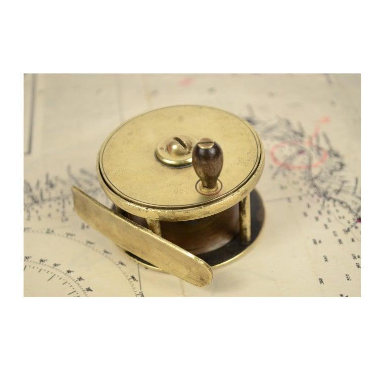 Antique English Brass Fishing Reel Made in the Early 1900s In Good Condition In Milan, IT
