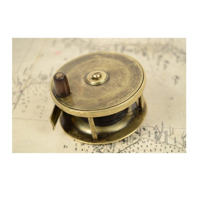 Antique English Brass Fishing Reel Made in the Early 1900s In Good Condition In Milan, IT