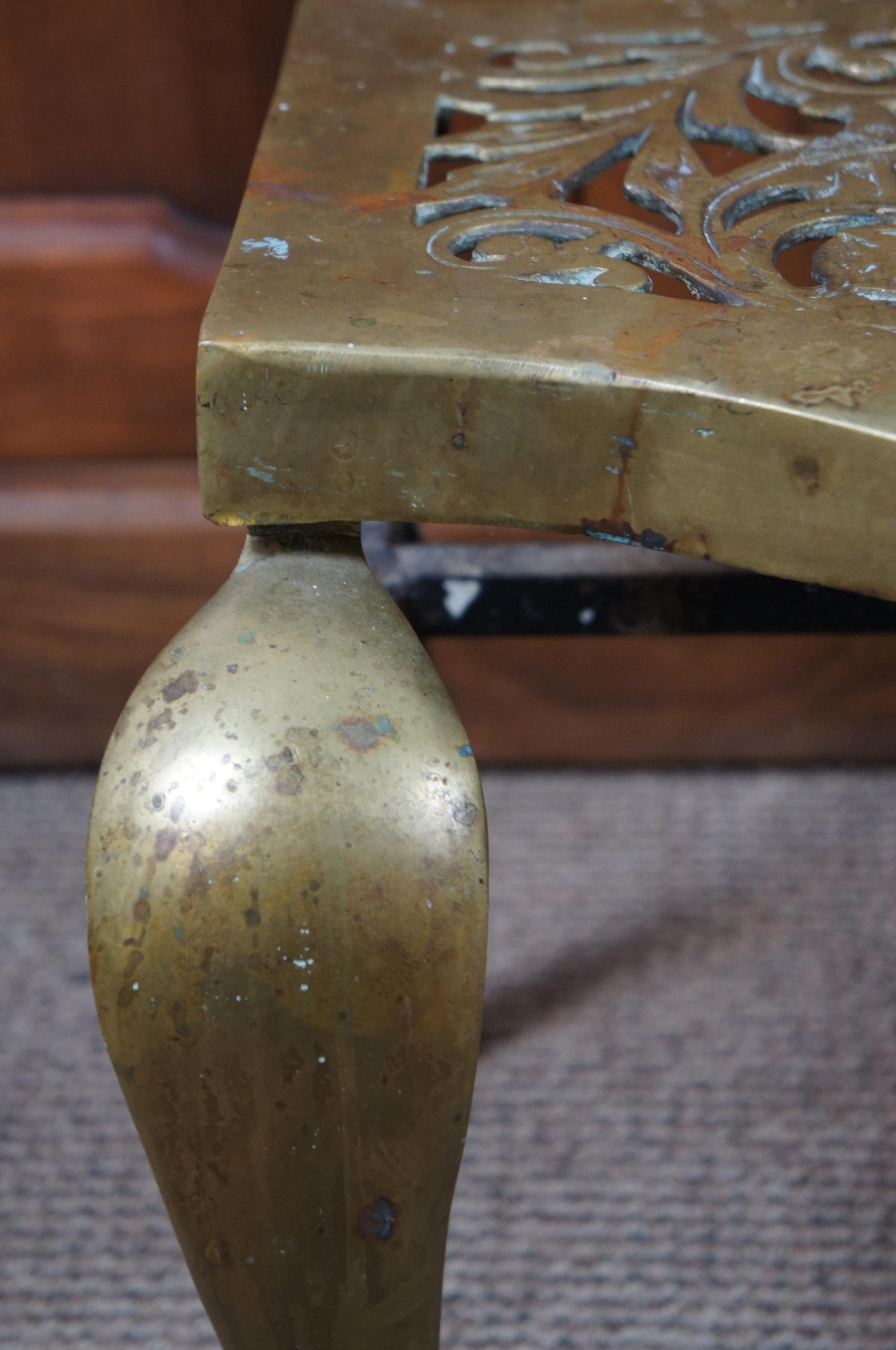 Ancien support de bouilloire de cheminée en laiton anglais avec pieds en forme de chevalet pour cheminée en vente 4