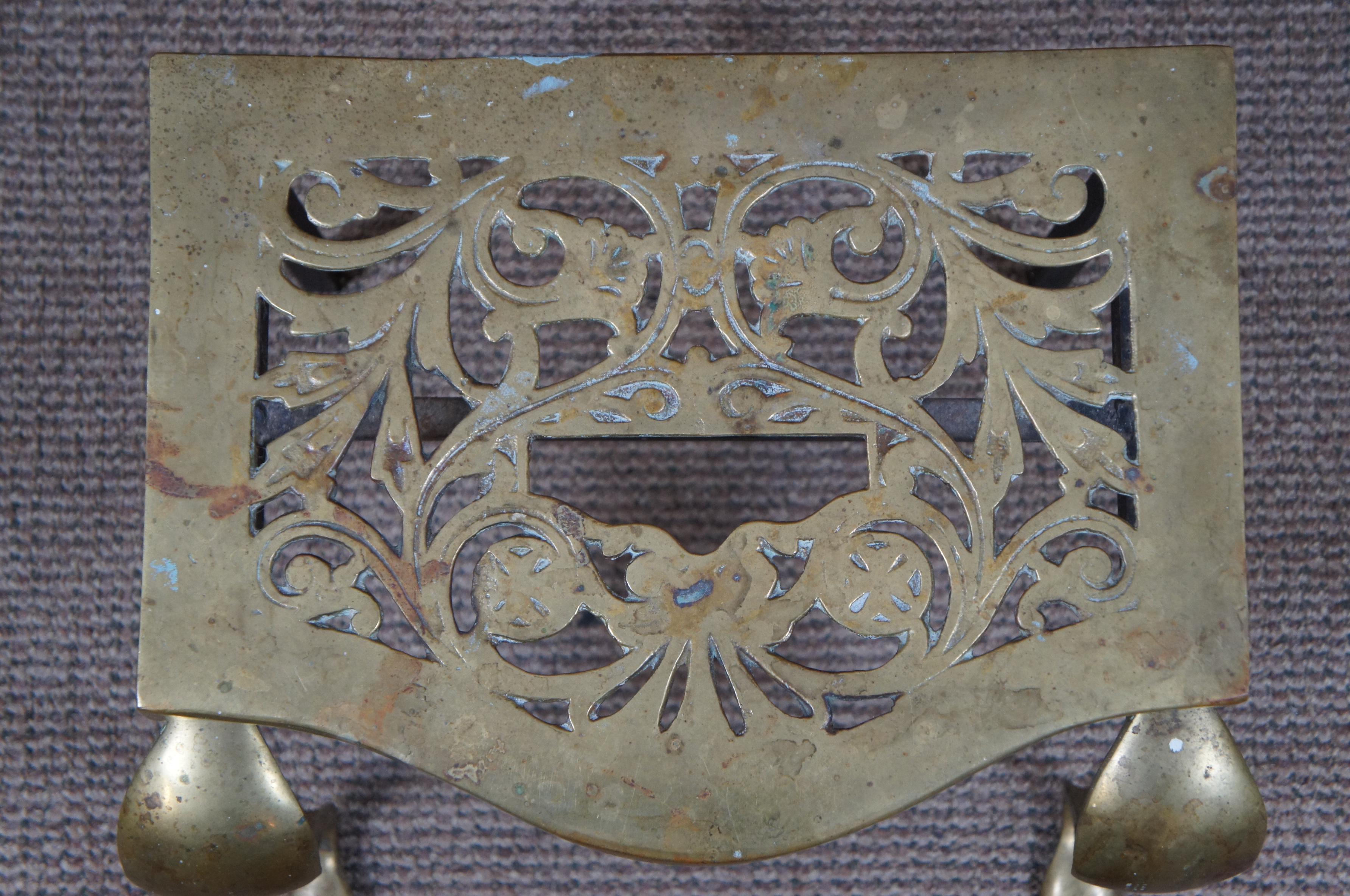 Laiton Ancien support de bouilloire de cheminée en laiton anglais avec pieds en forme de chevalet pour cheminée en vente