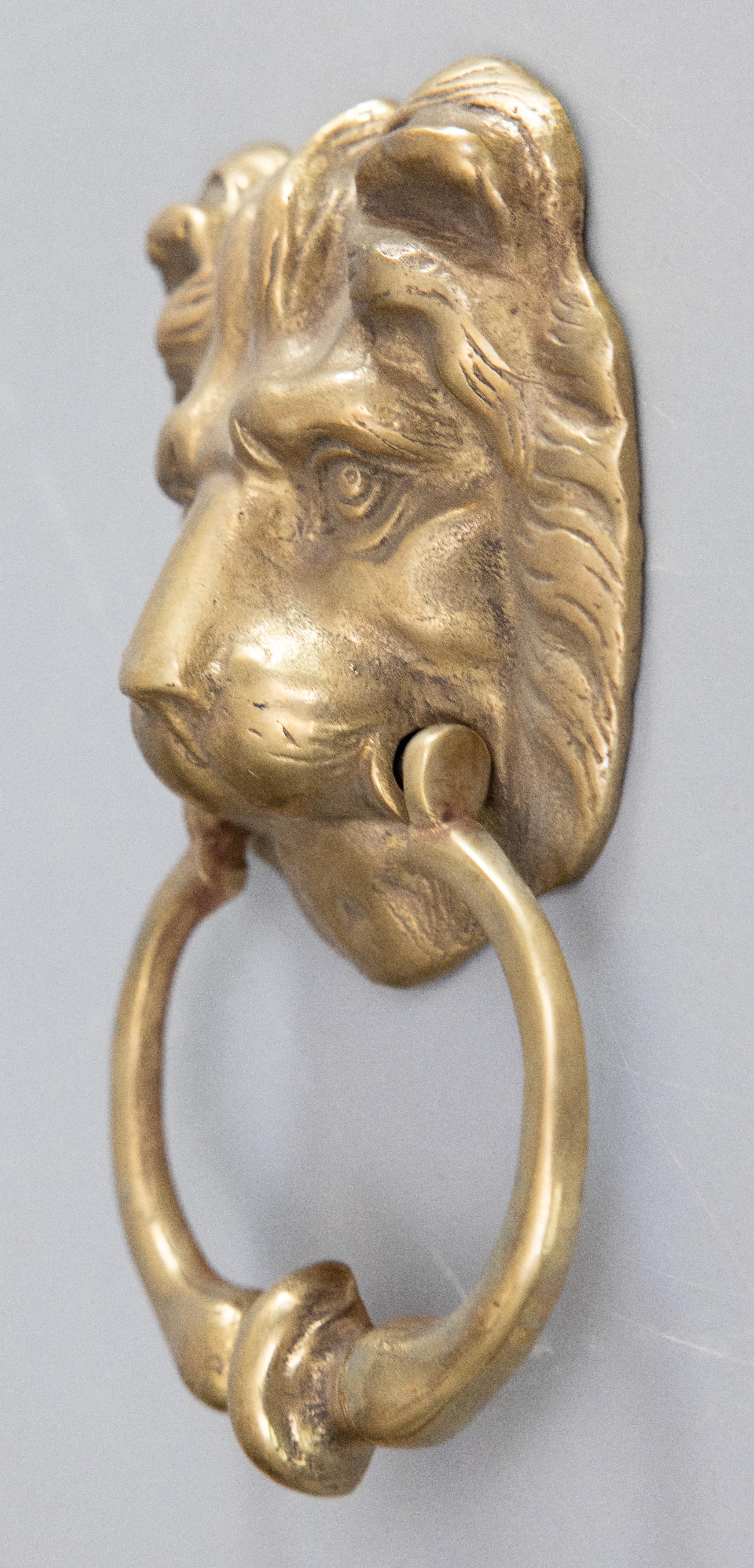 Un bel battente antico in ottone del primo Novecento con una bella patina di ottone. Sarebbe un meraviglioso regalo di benvenuto o un accento decorativo per la tua porta. 