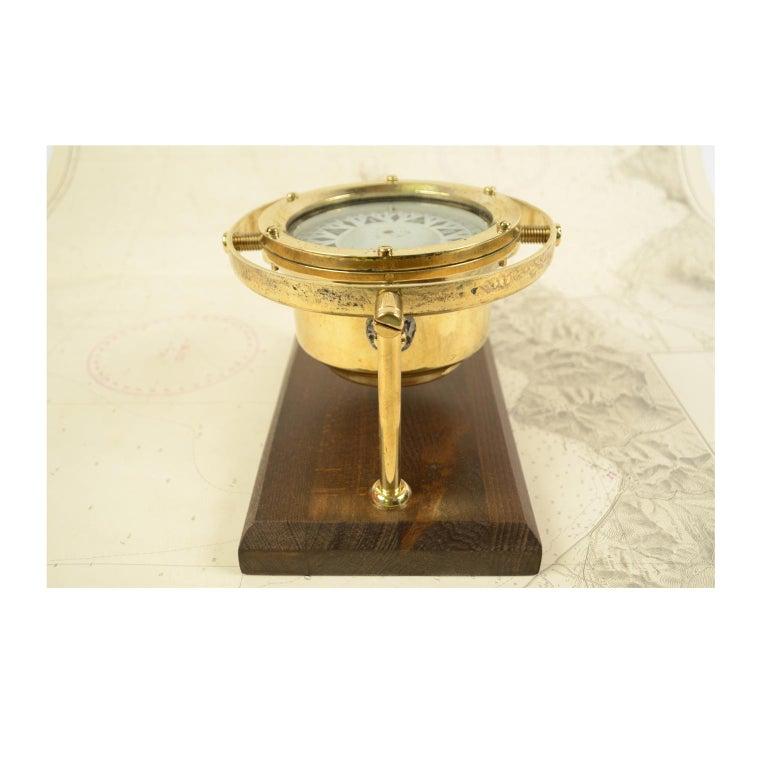 Compass on universal joint, mounted on a wooden board. English manufacture of the 30s. Board cm 23.5x13.5, total height cm 14. Good condition. Shipping insured by Lloyd's London; it is available our free gift box (look at the last picture).