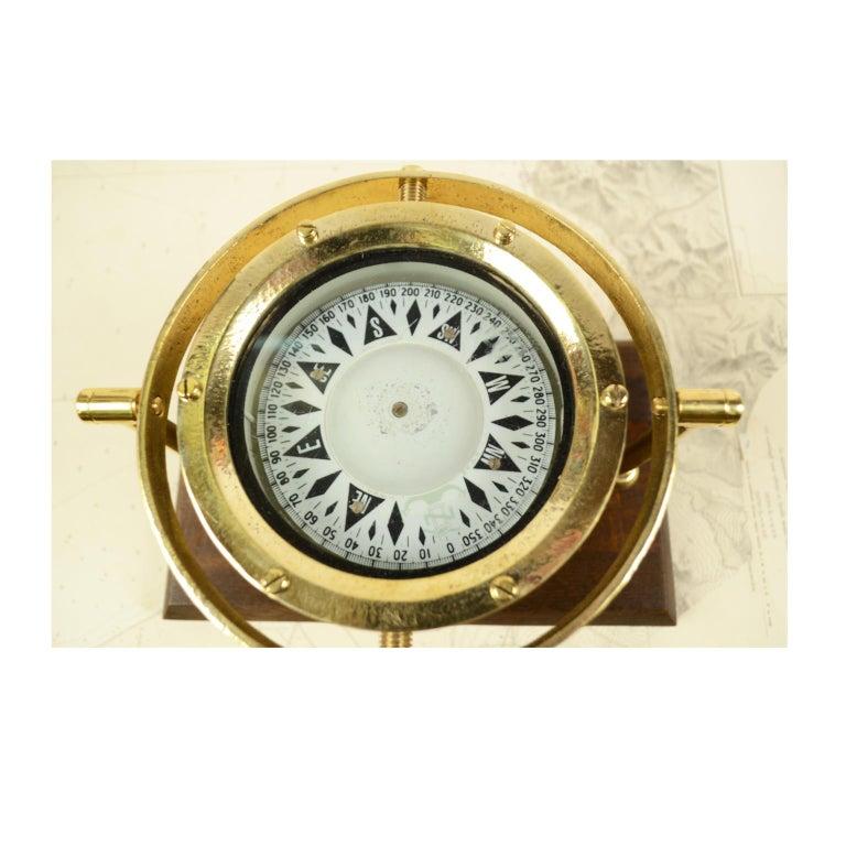 Antique English Brass Magnetic Nautical Compass Mounted on Wooden Board, 1930s In Good Condition In Milan, IT