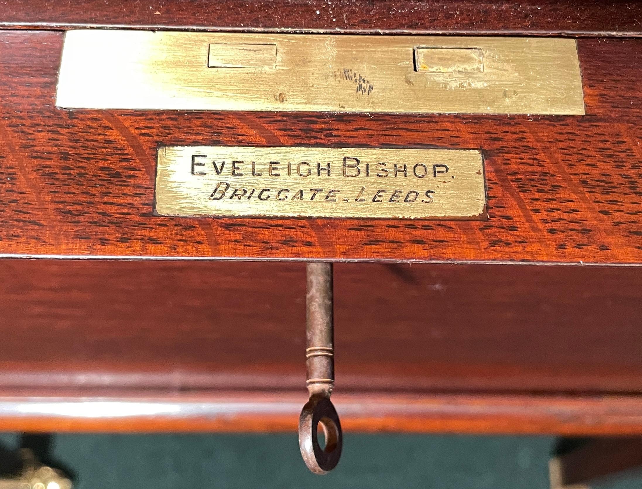 Antike englische Bar aus Messing, Mahagoni und Kristall mit verstecktem Rand, um 1930 2