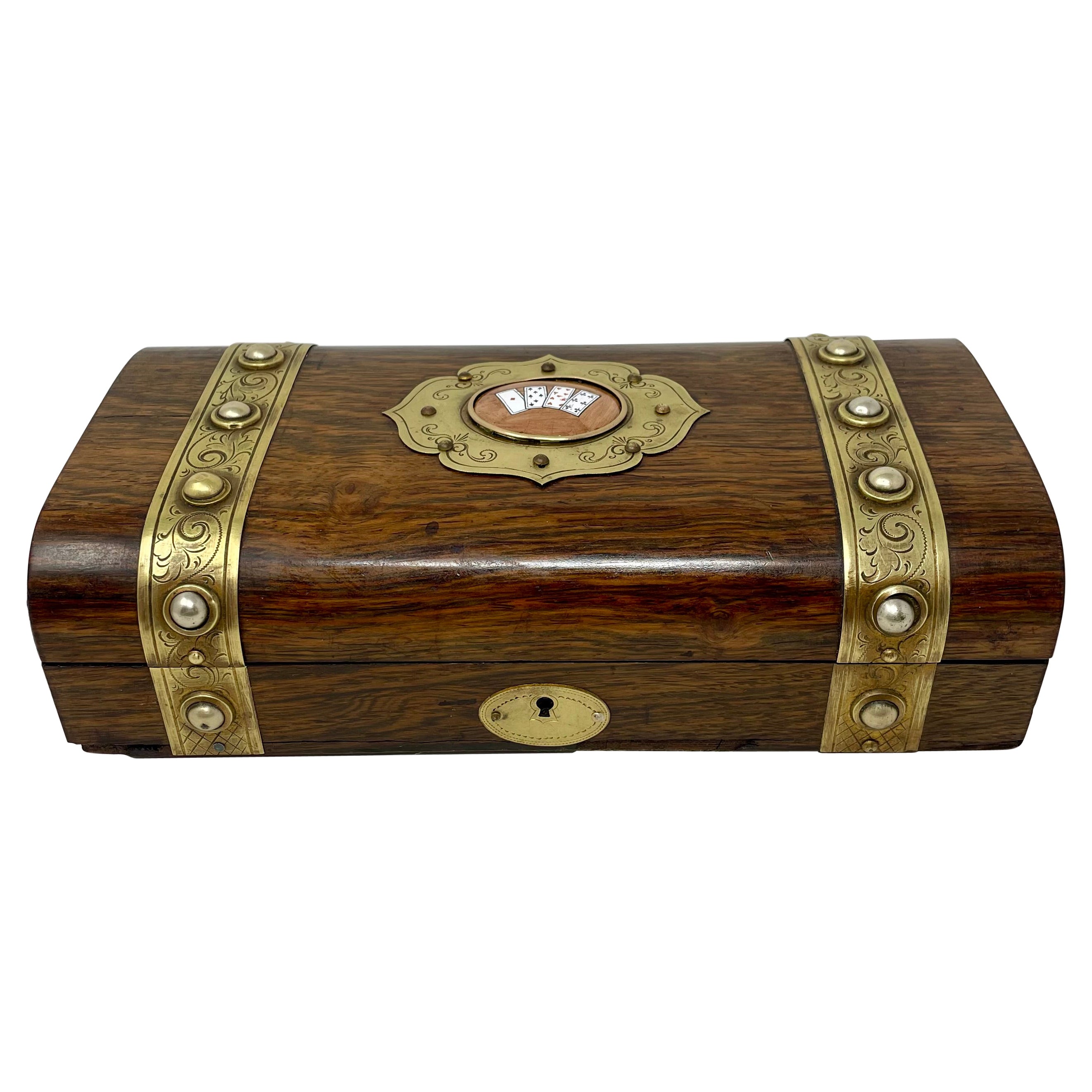Boîte de jeux anglaise ancienne montée en laiton insérée avec des émaux colorés, vers 1890