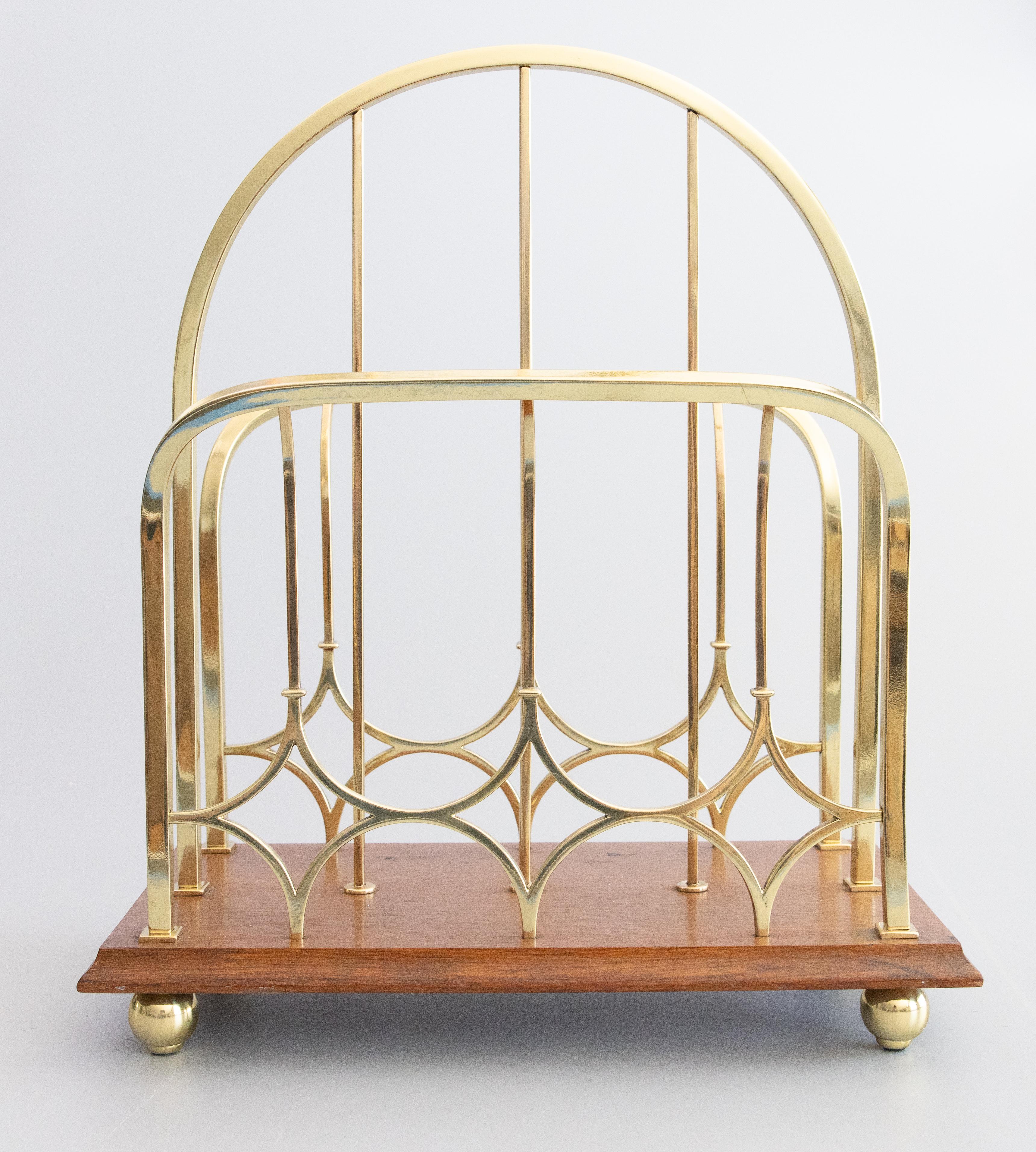 Intagliato a mano Antico portariviste inglese in ottone e Oak, 1920 circa in vendita