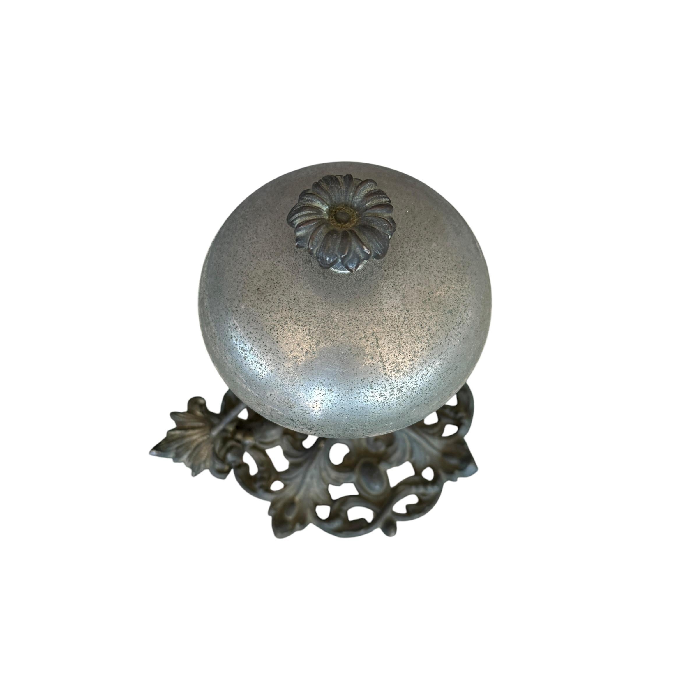 Cloche de réception en bronze anglais ancien avec patine d'origine. La cloche fonctionne toujours aussi bien ! 