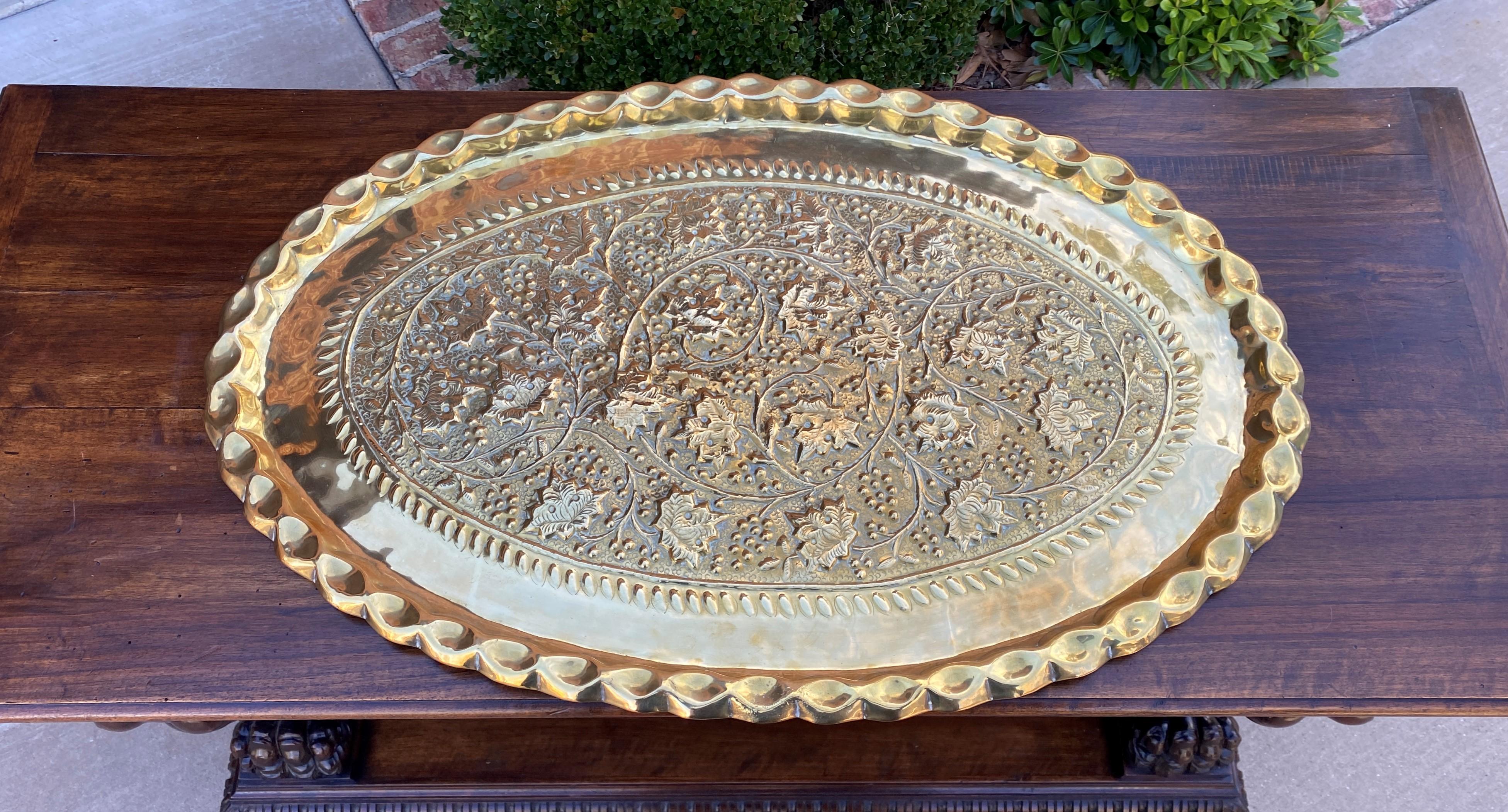 Excellent antique English oval brass serving tray or platter~~c. 1930s

Beautiful decorative brass serving tray or platter with grape leaf accents~~could be hung on a wall! 


Measures: 31