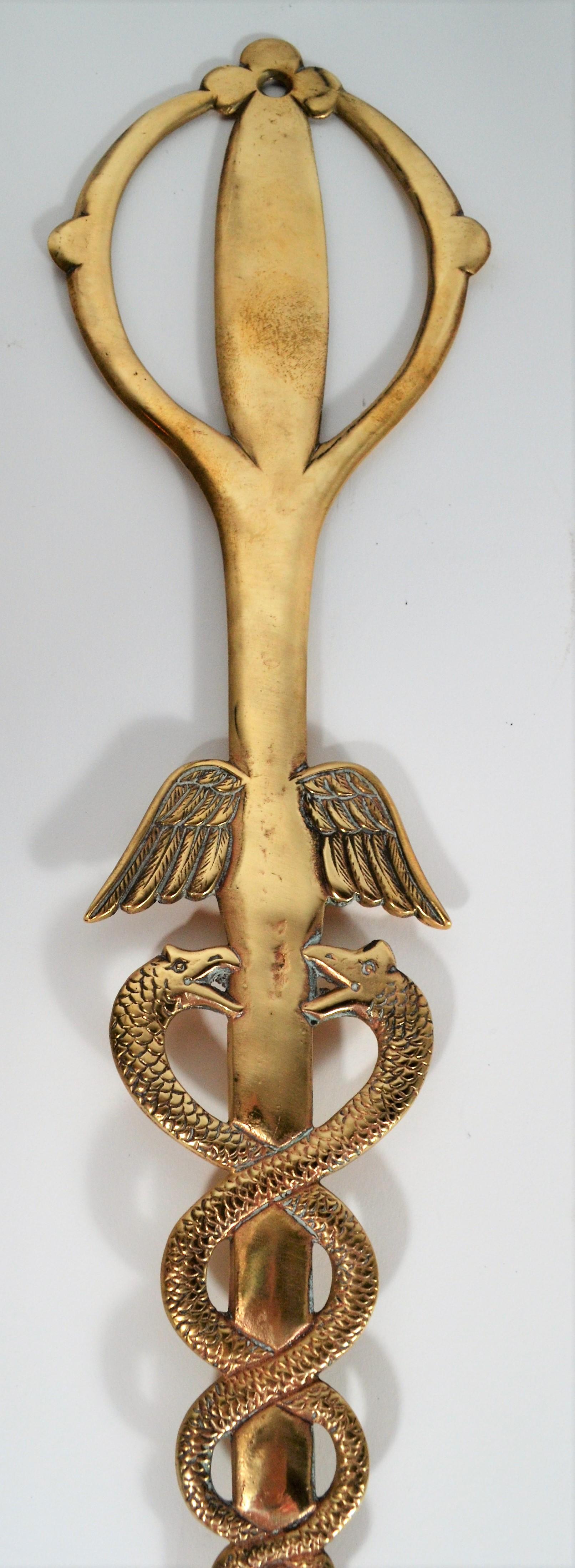 Les éléments décoratifs de cette écumoire sont intéressants - un serpent, le profil d'un oiseau, etc. Il serait très joli près d'une cheminée ou dans la cuisine en tant que pièce décorative.