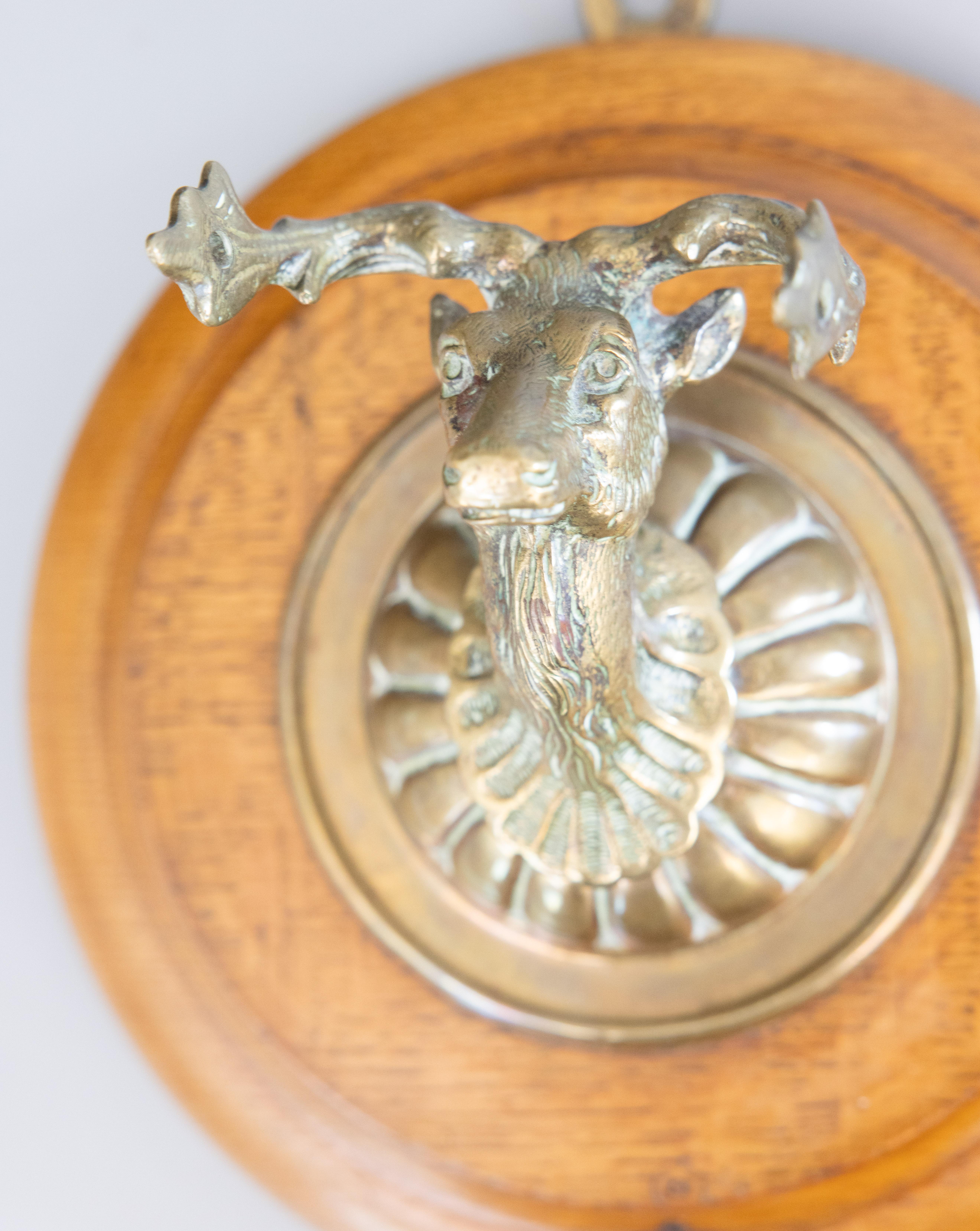 Anglais Ancienne applique murale en laiton en forme d'élan de cerf sur plaque en Oak, circa 1900 en vente