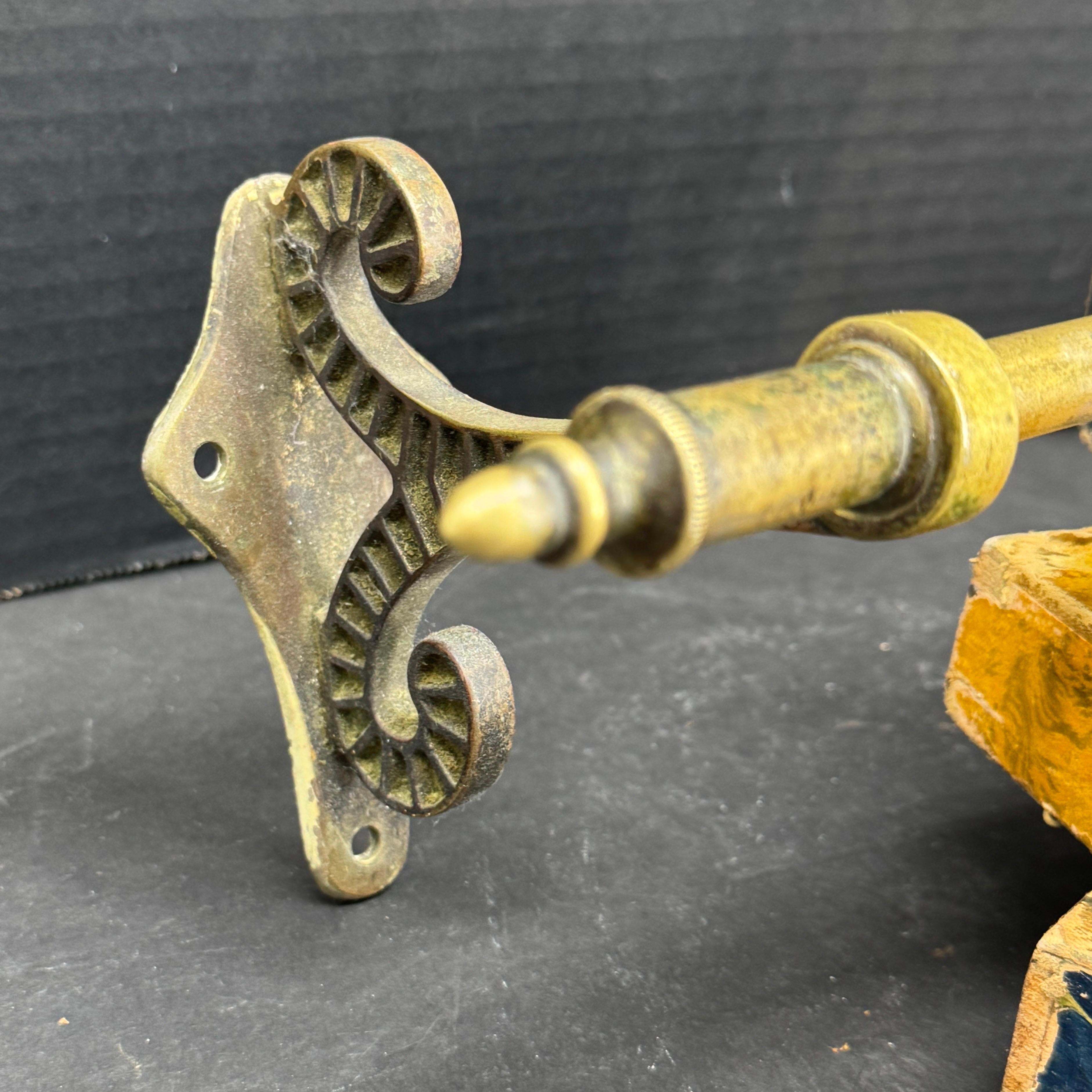Antique English Brass Towel Linen Rack Holder Wall Mounted In Good Condition For Sale In Haddonfield, NJ
