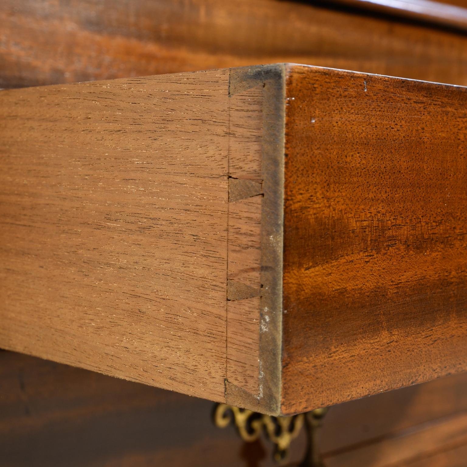 Antique English Break-Front Bibliotheque Bookcase in Mahogany, circa 1870 For Sale 5