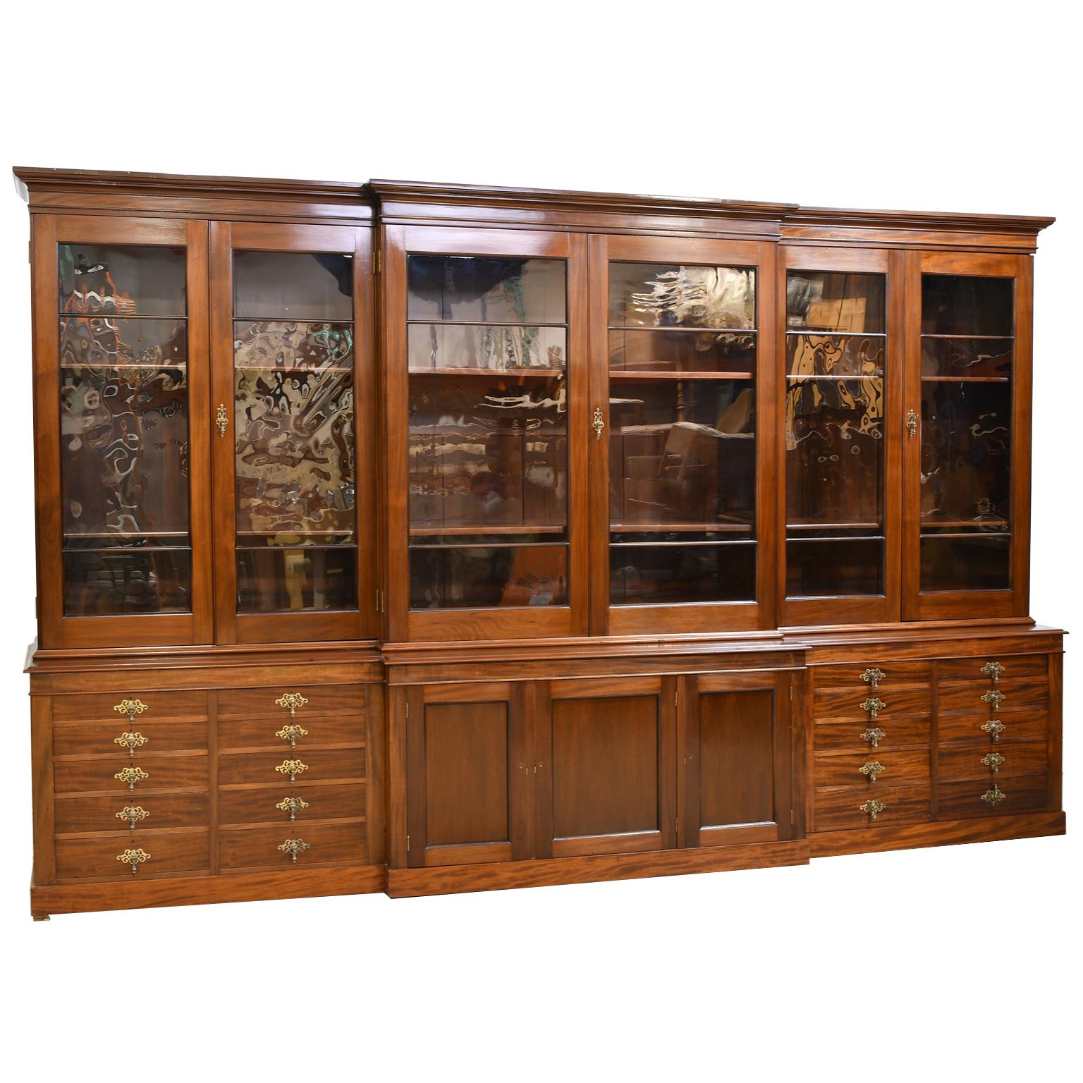 Polished Antique English Break-Front Bibliotheque Bookcase in Mahogany, circa 1870 For Sale