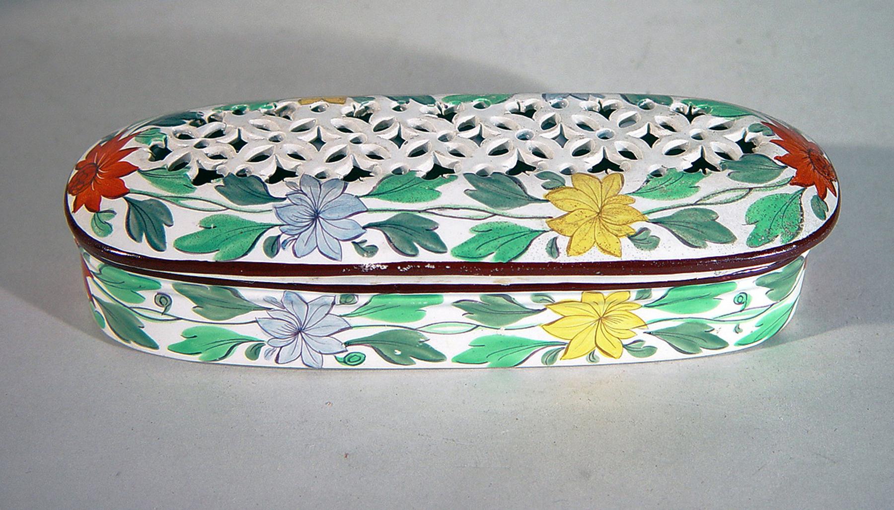 Boîte porte-brosse à dents couverte de Bristol Pearlware, décorée de fleurs,
Circa 1820

La forme ovale inhabituelle avec un couvercle à piqûres était destinée à deux brosses à dents avec un décor botanique peint. Lorsqu'il est ouvert, il y a un