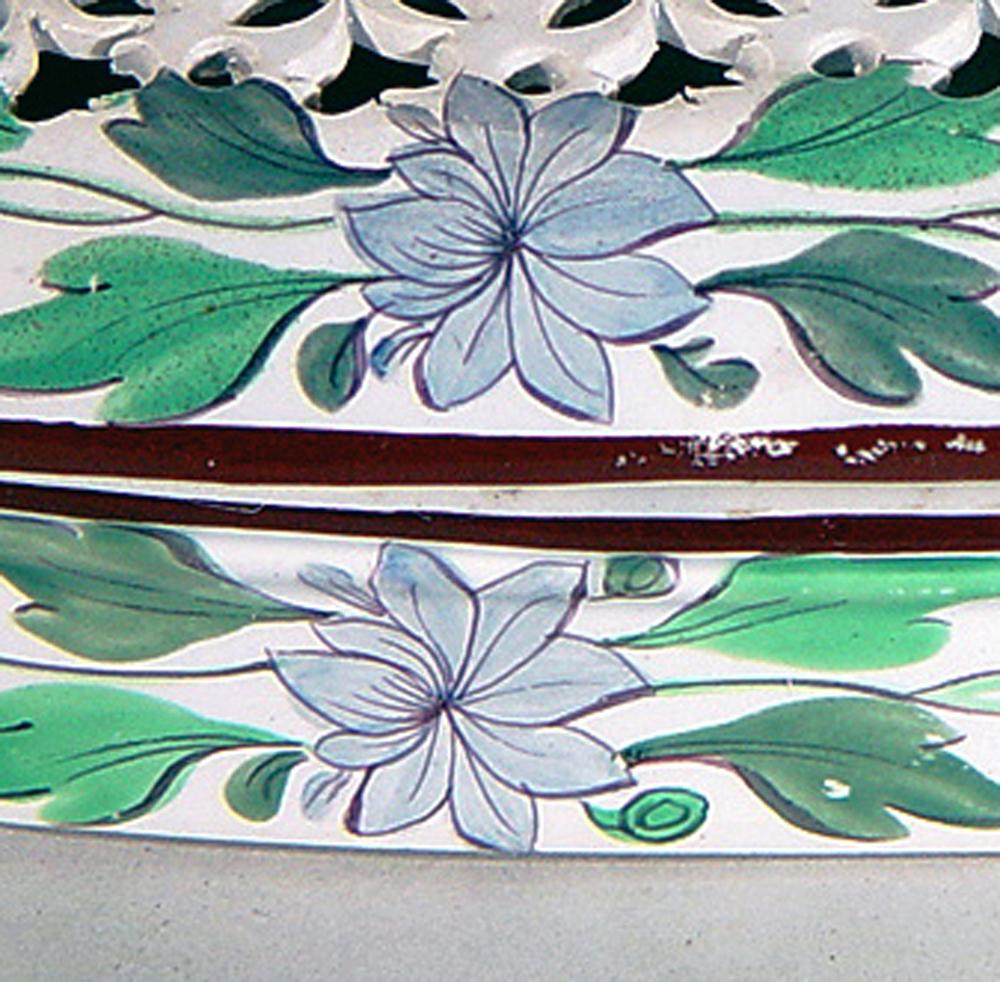 Ancienne boîte à pinceaux anglaise Bristol en céramique perlée recouverte de dentelle botanique  Bon état - En vente à Downingtown, PA