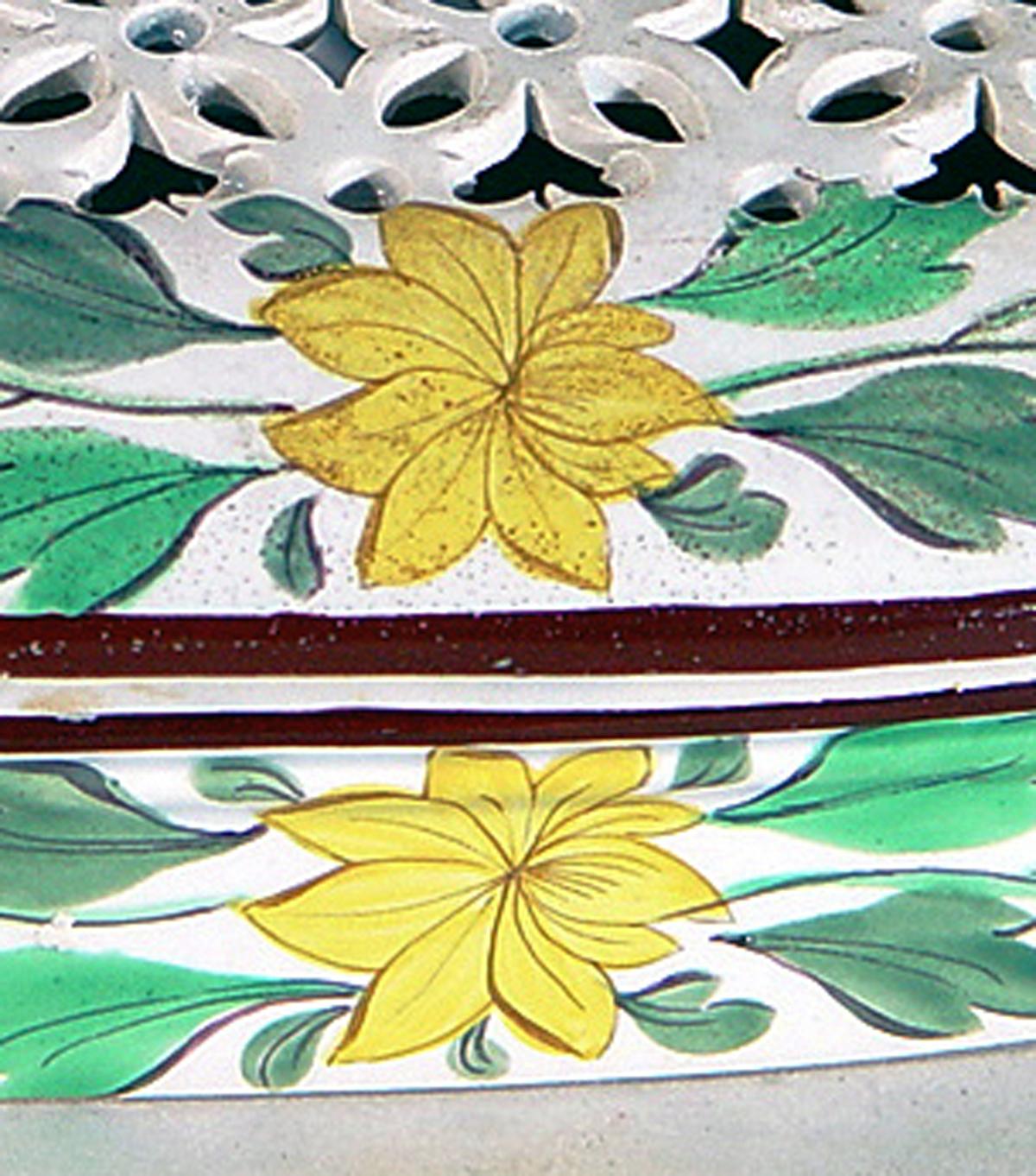XIXe siècle Ancienne boîte à pinceaux anglaise Bristol en céramique perlée recouverte de dentelle botanique  en vente