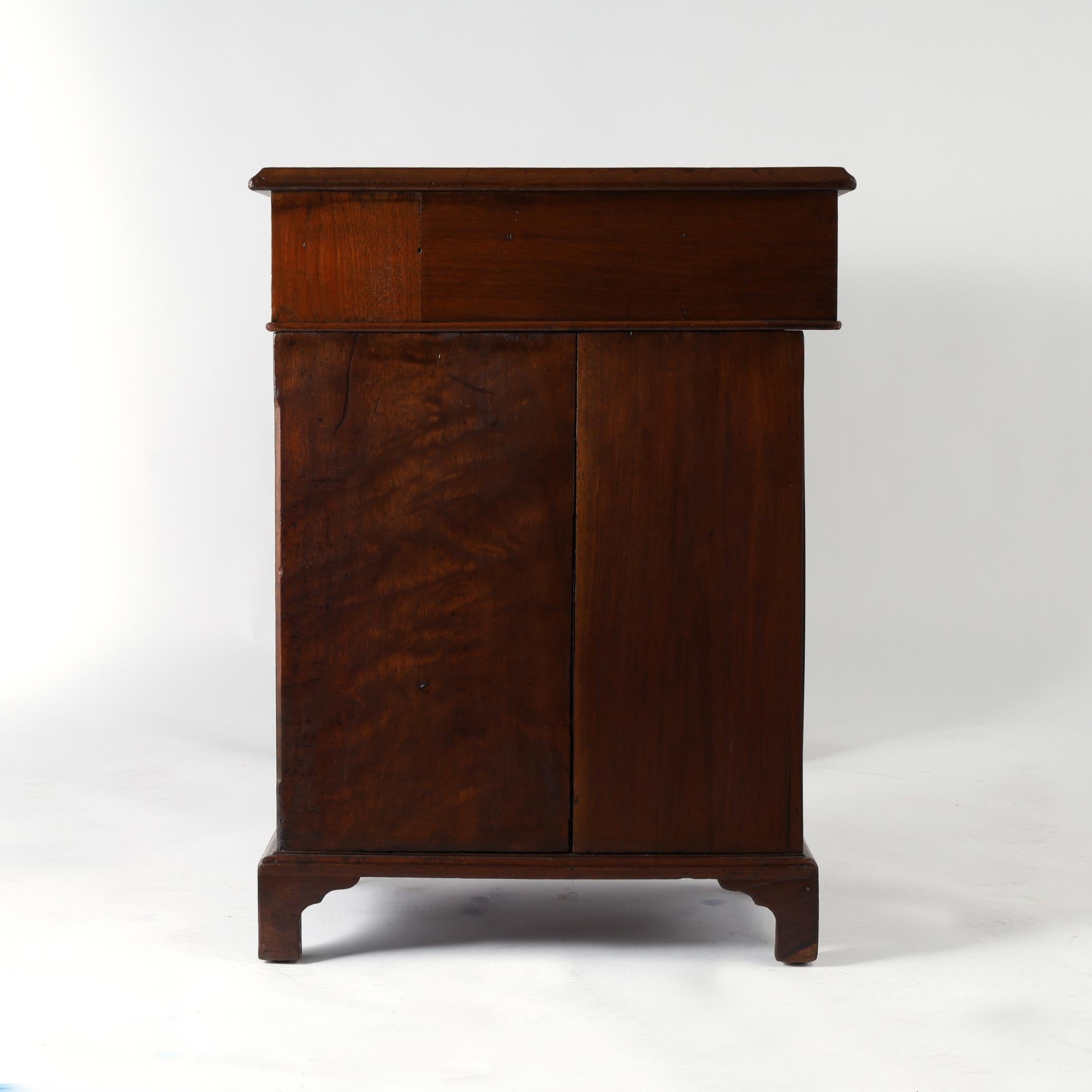 Antiker englischer British Colonial Lederschreibtisch im Angebot 4