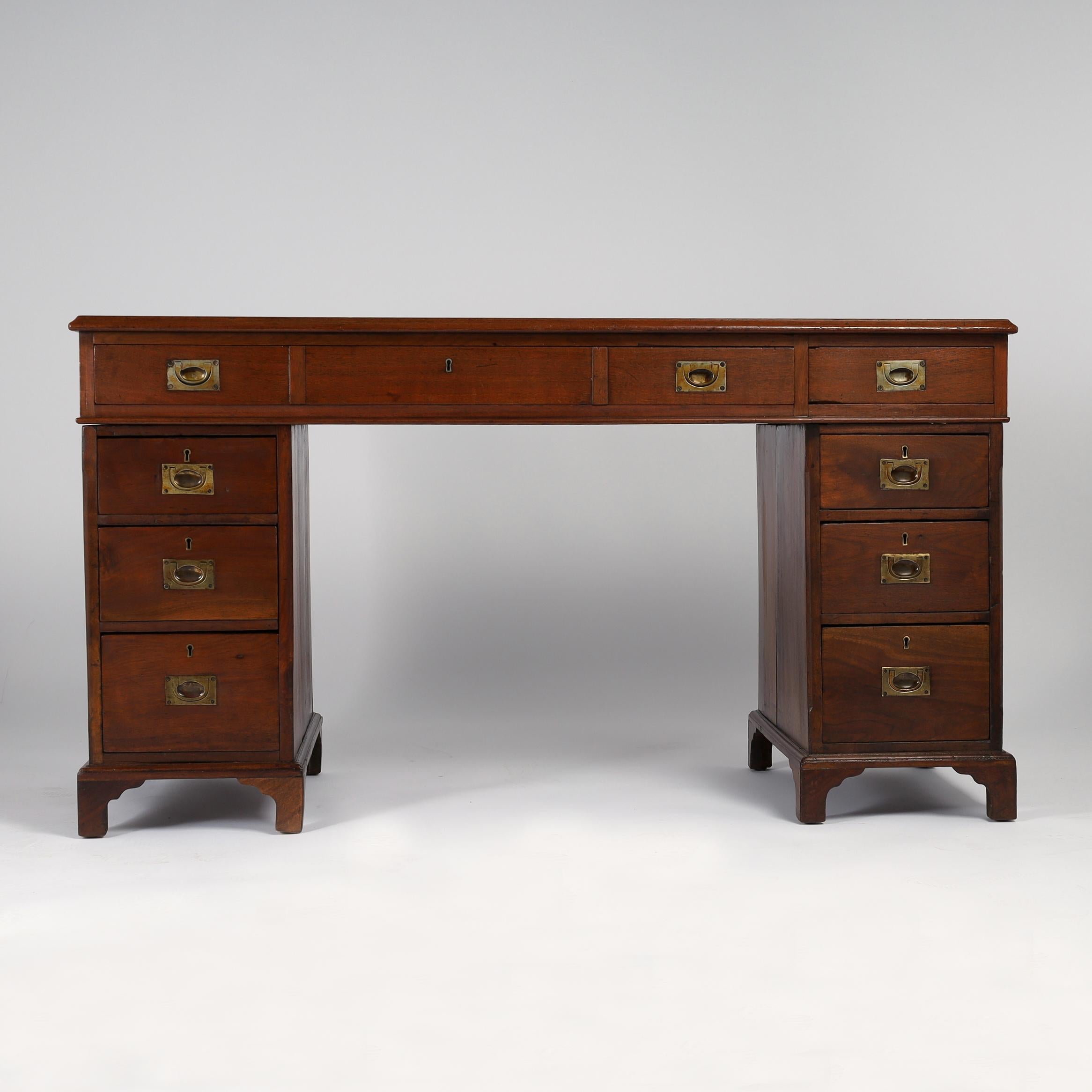 Antiker englischer British Colonial Lederschreibtisch (Britisch Kolonial) im Angebot