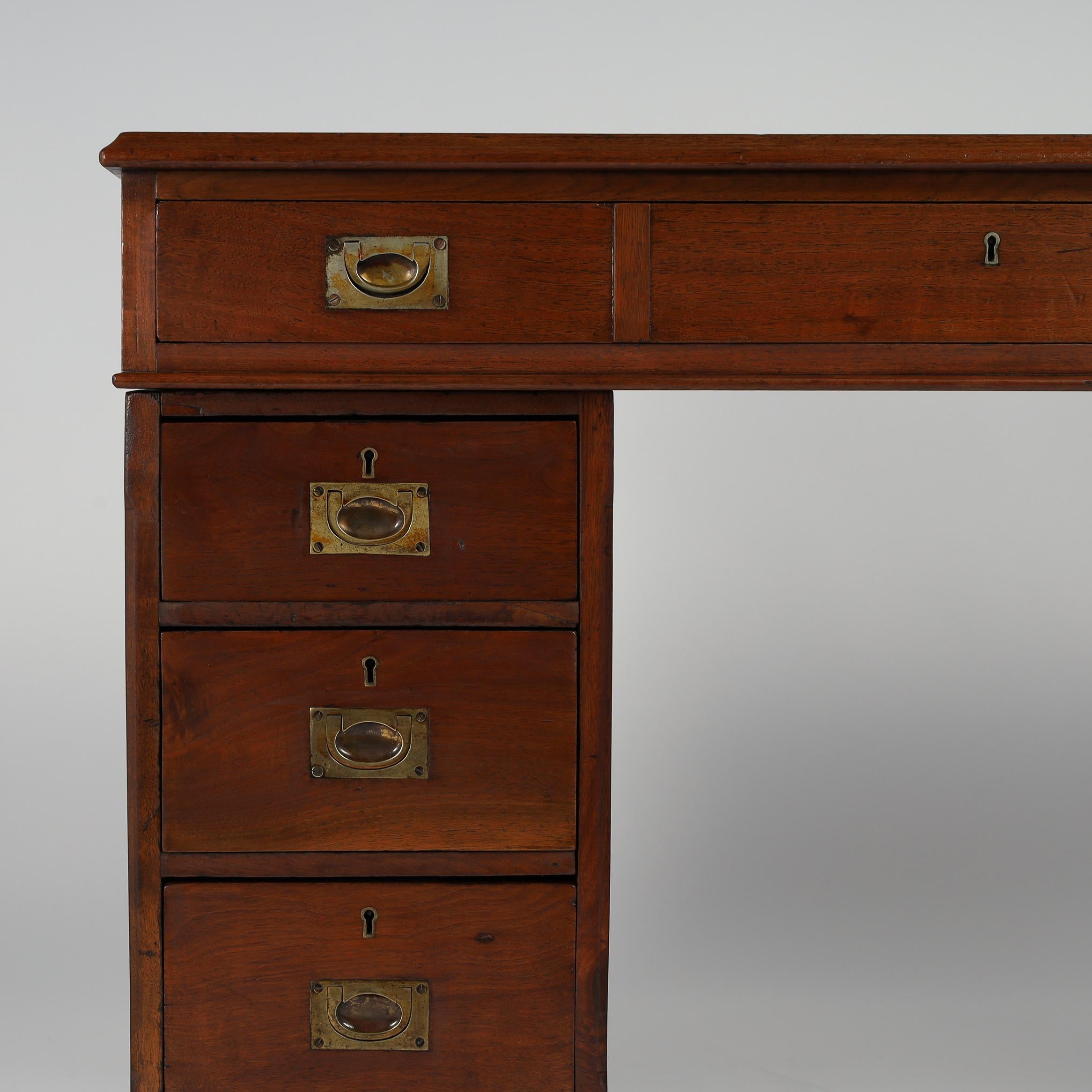 Antiker englischer British Colonial Lederschreibtisch im Zustand „Gut“ im Angebot in Palm Beach, FL