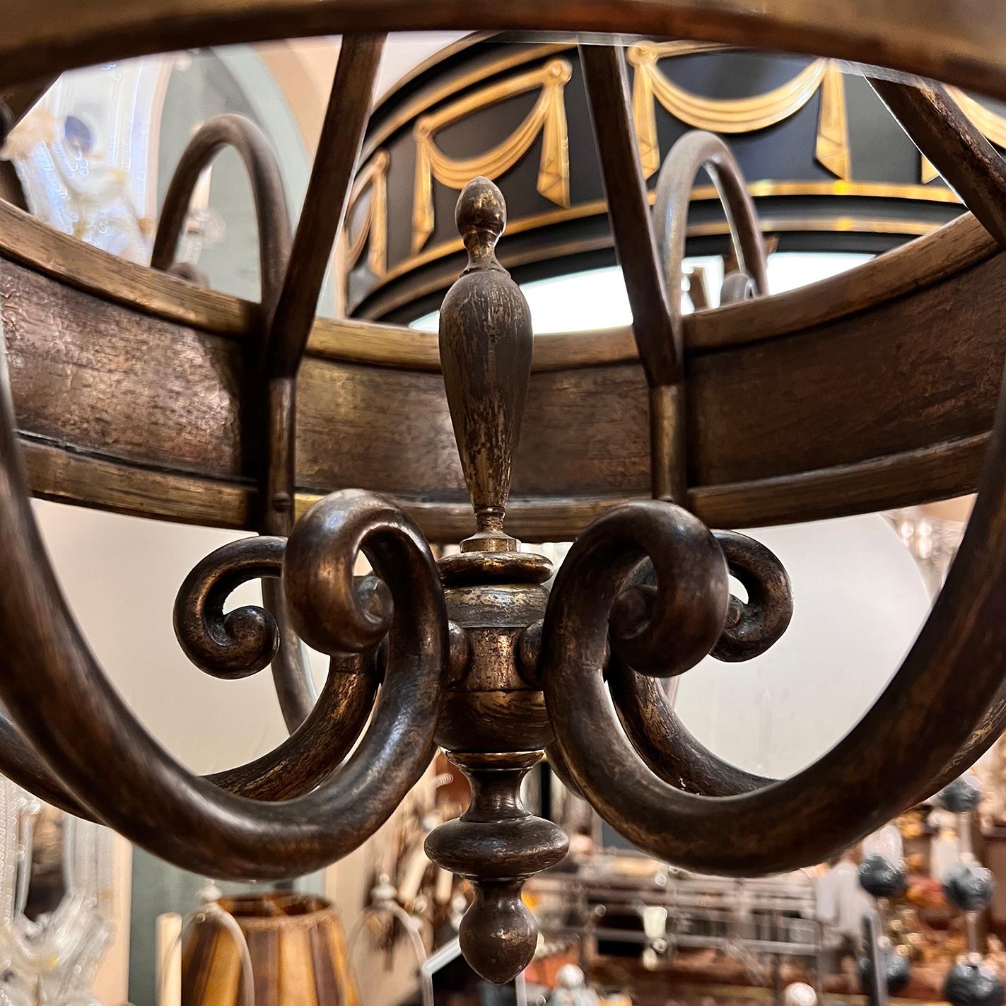 Lustre anglais ancien en bronze avec globes en verre Bon état - En vente à New York, NY