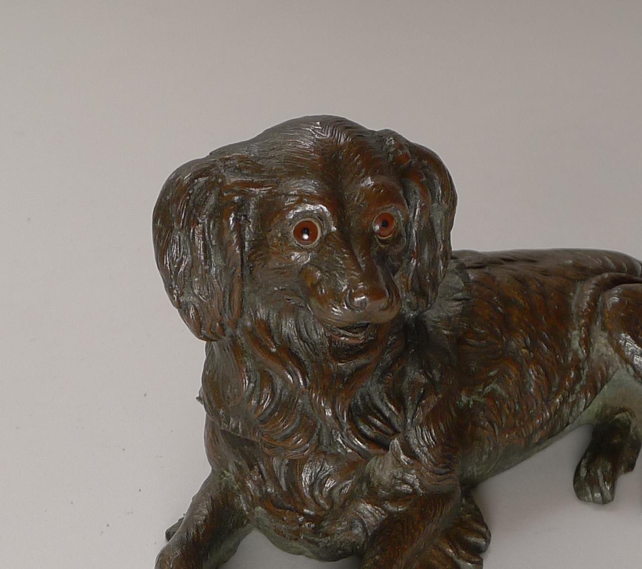 Antikes englisches Hunde Tintenfass aus Bronze, König Charles Spaniel, um 1880 (Europäisch) im Angebot
