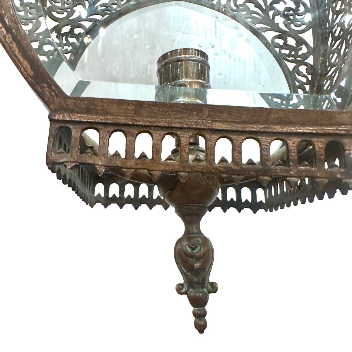 Lanterne anglaise en bronze percé, vers 1900, avec un insert en verre gravé et des bijoux rouges.

Mesures :
Hauteur de chute actuelle : 32
