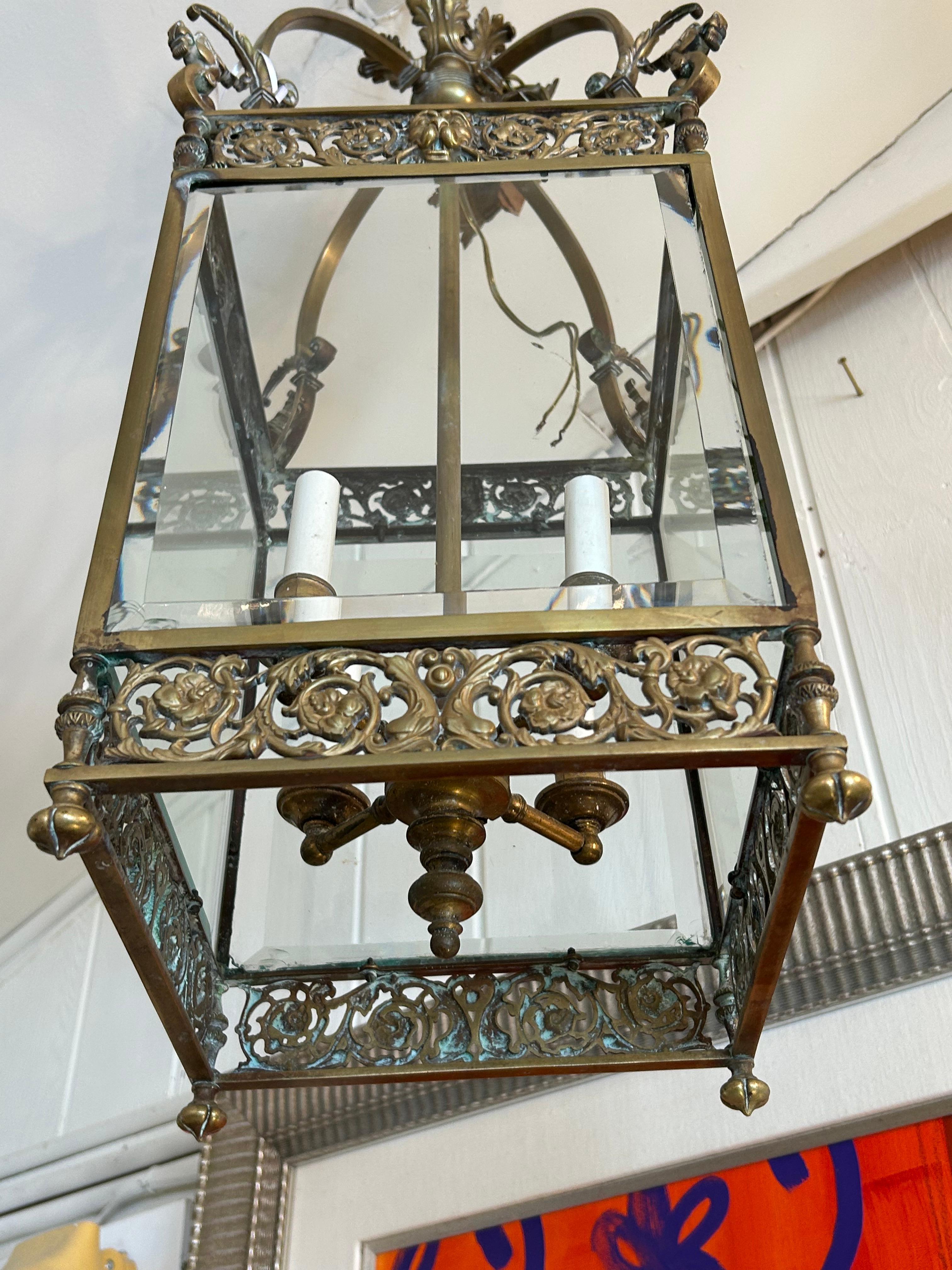 Magnifique lanterne anglaise en bronze et verre biseauté présentant de magnifiques détails tels que des têtes de lion et des griffons.  6